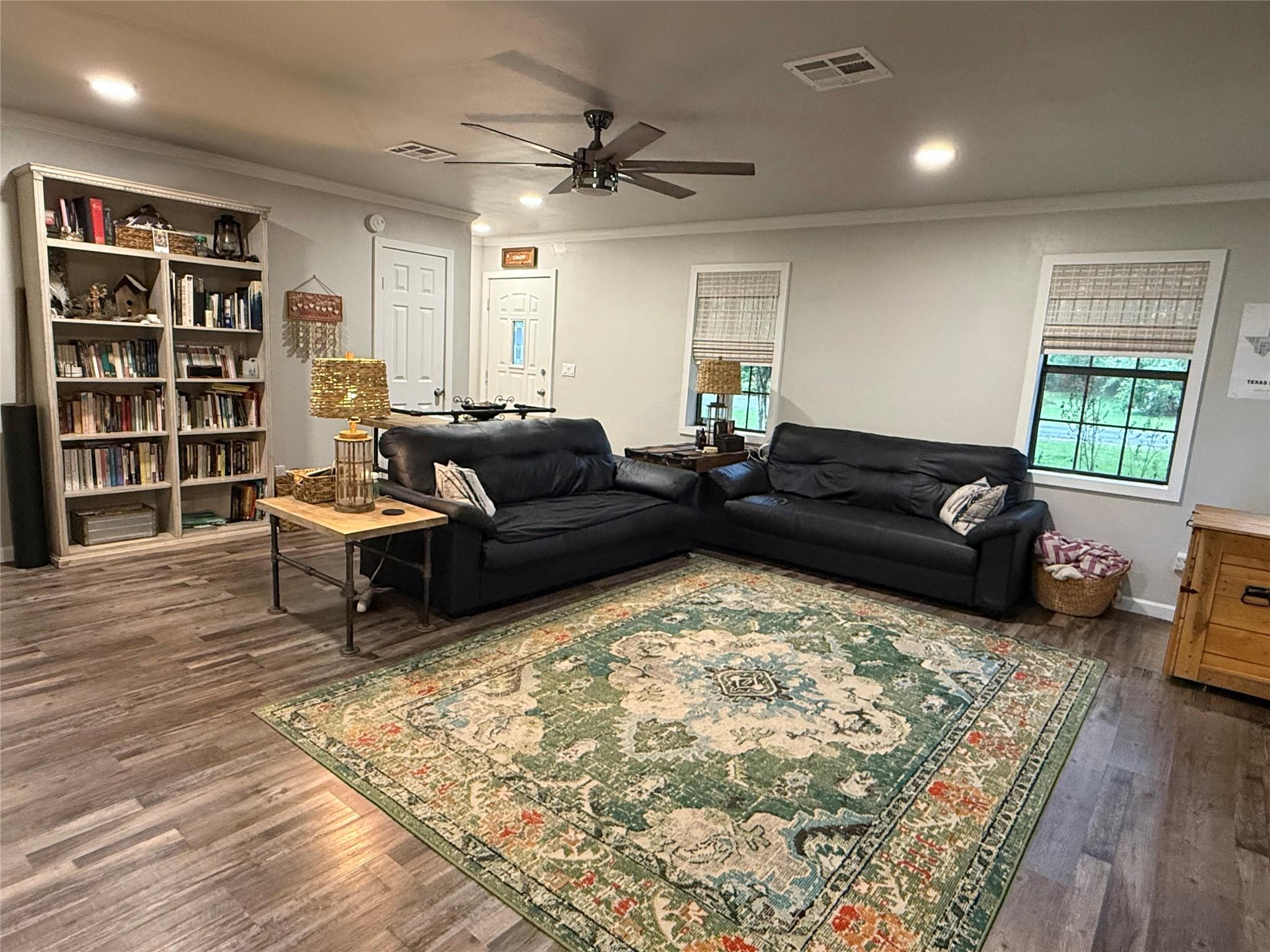 Image 3: Living room