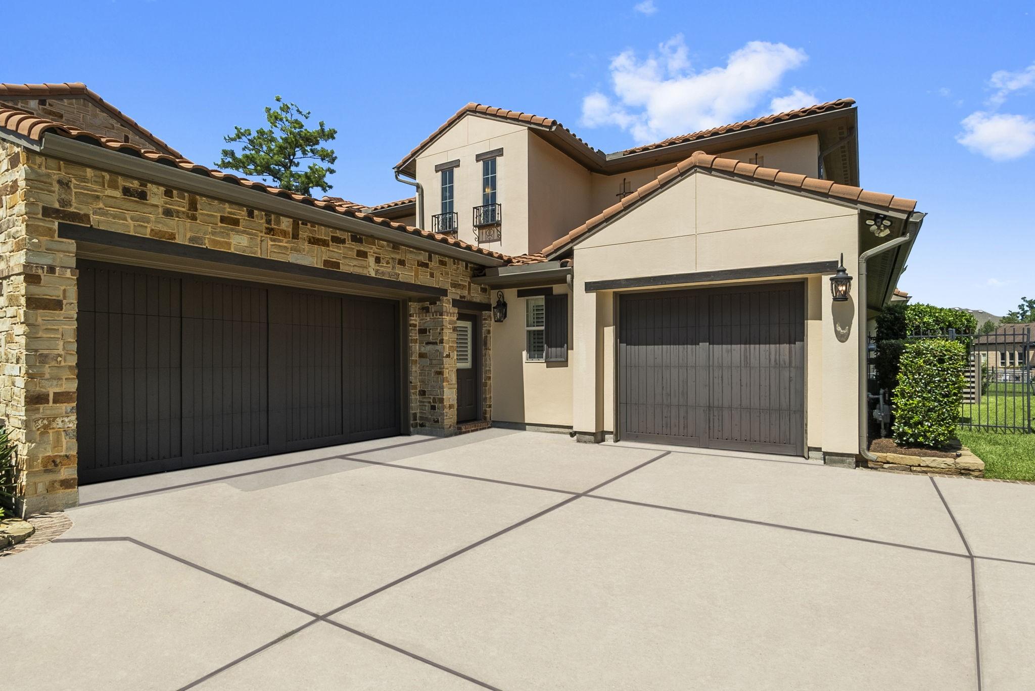 Image 3: 3 CAR GARAGE.