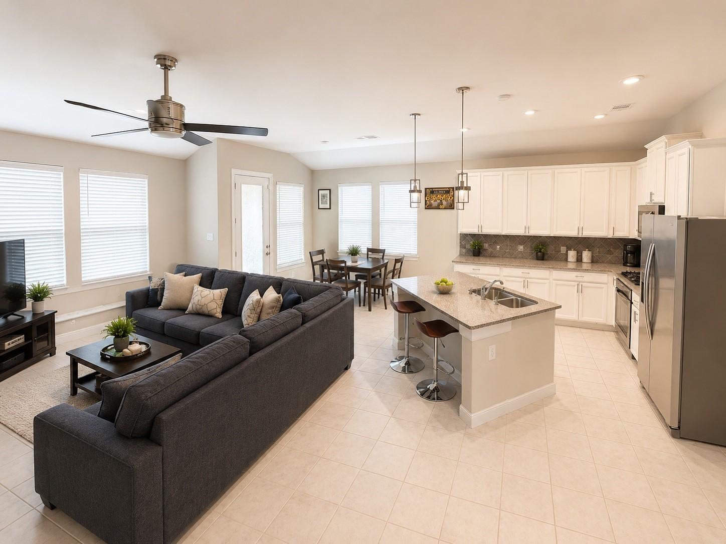 Image 4: Family room and kitchen