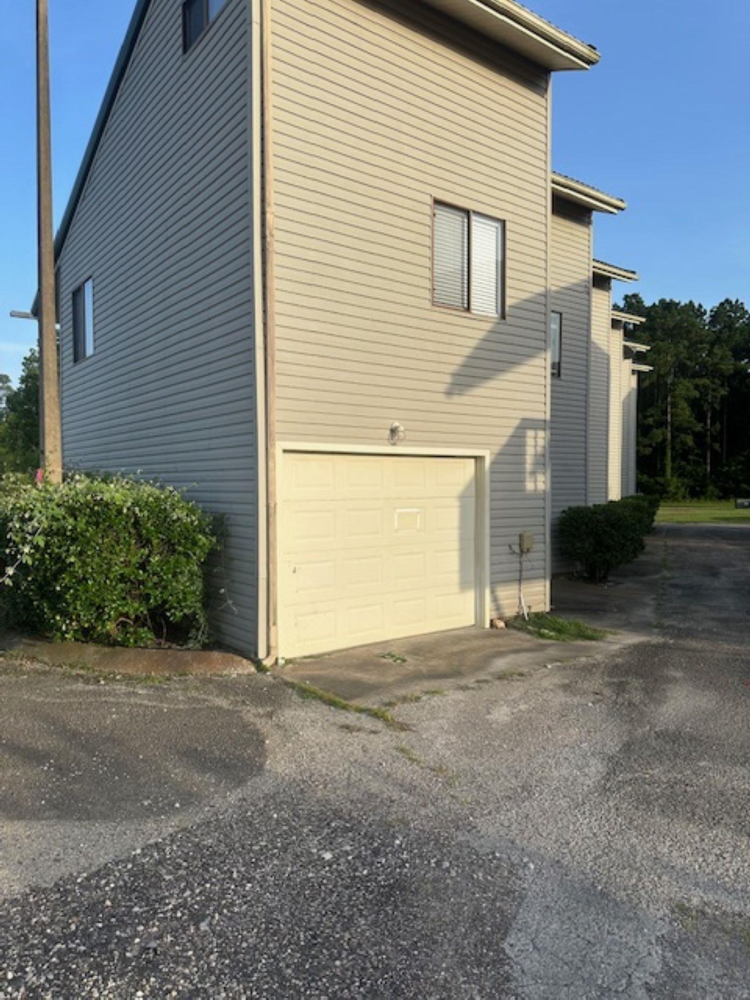 Image 4: Garage