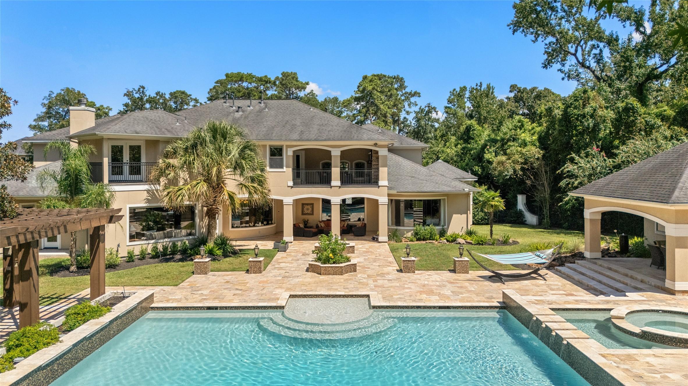 Image 4: This special estate feels like a 4 star resort wit