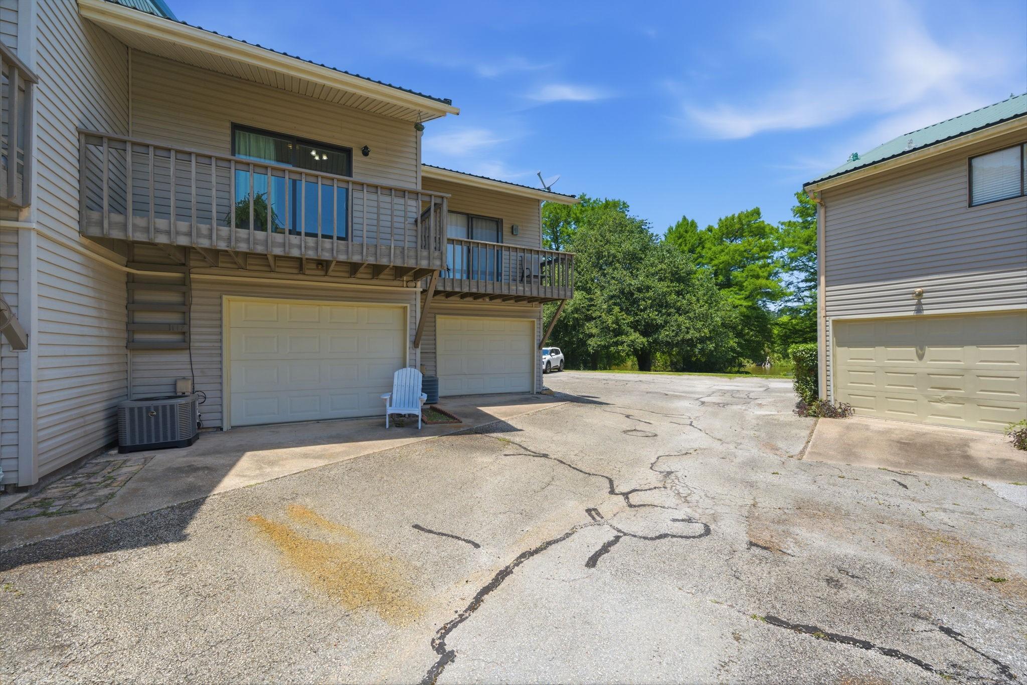 Image 3: Pull through garage.  Easy access for boat, golf c