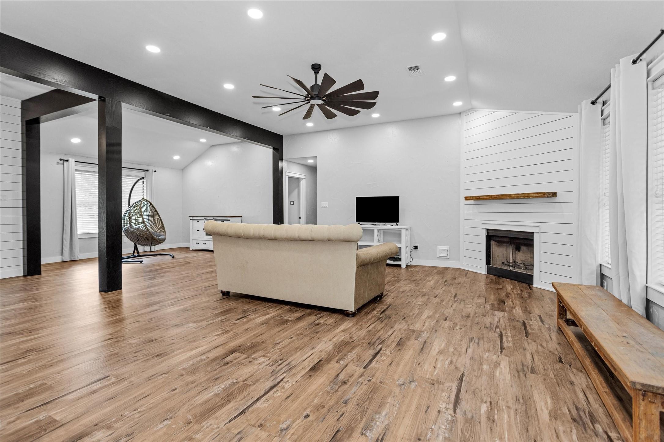Image 1: Spacious family room with plenty of room for relax