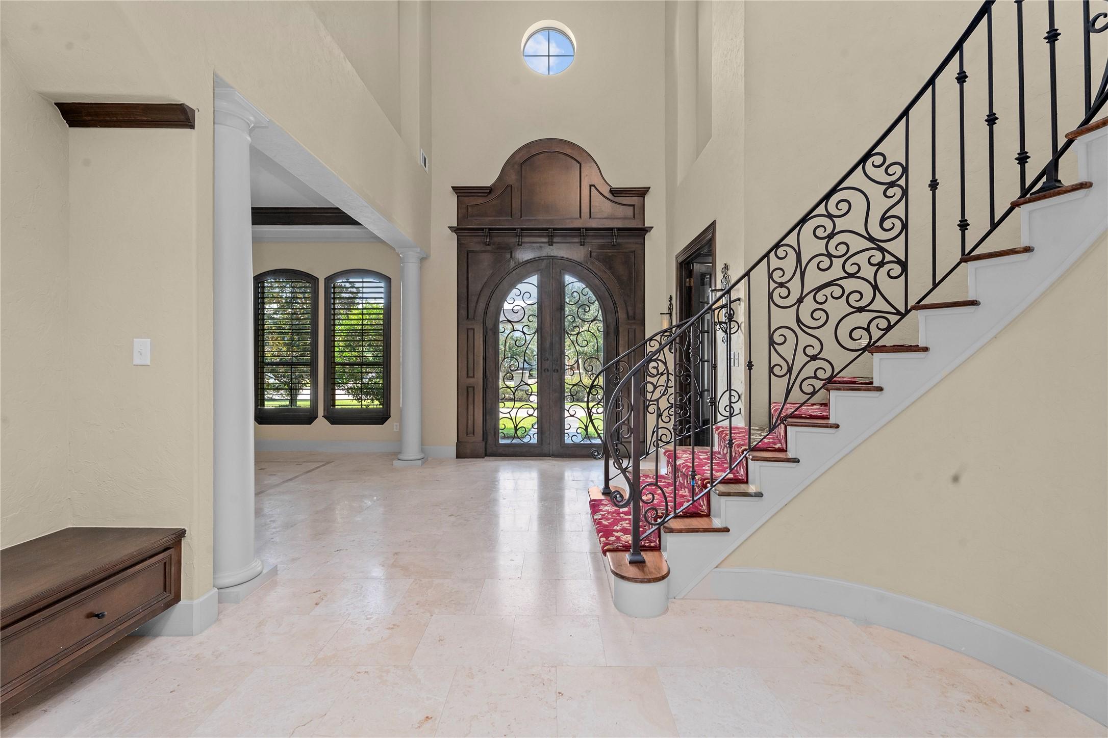 Image 4: Entry way vacant and ready for her new owners!