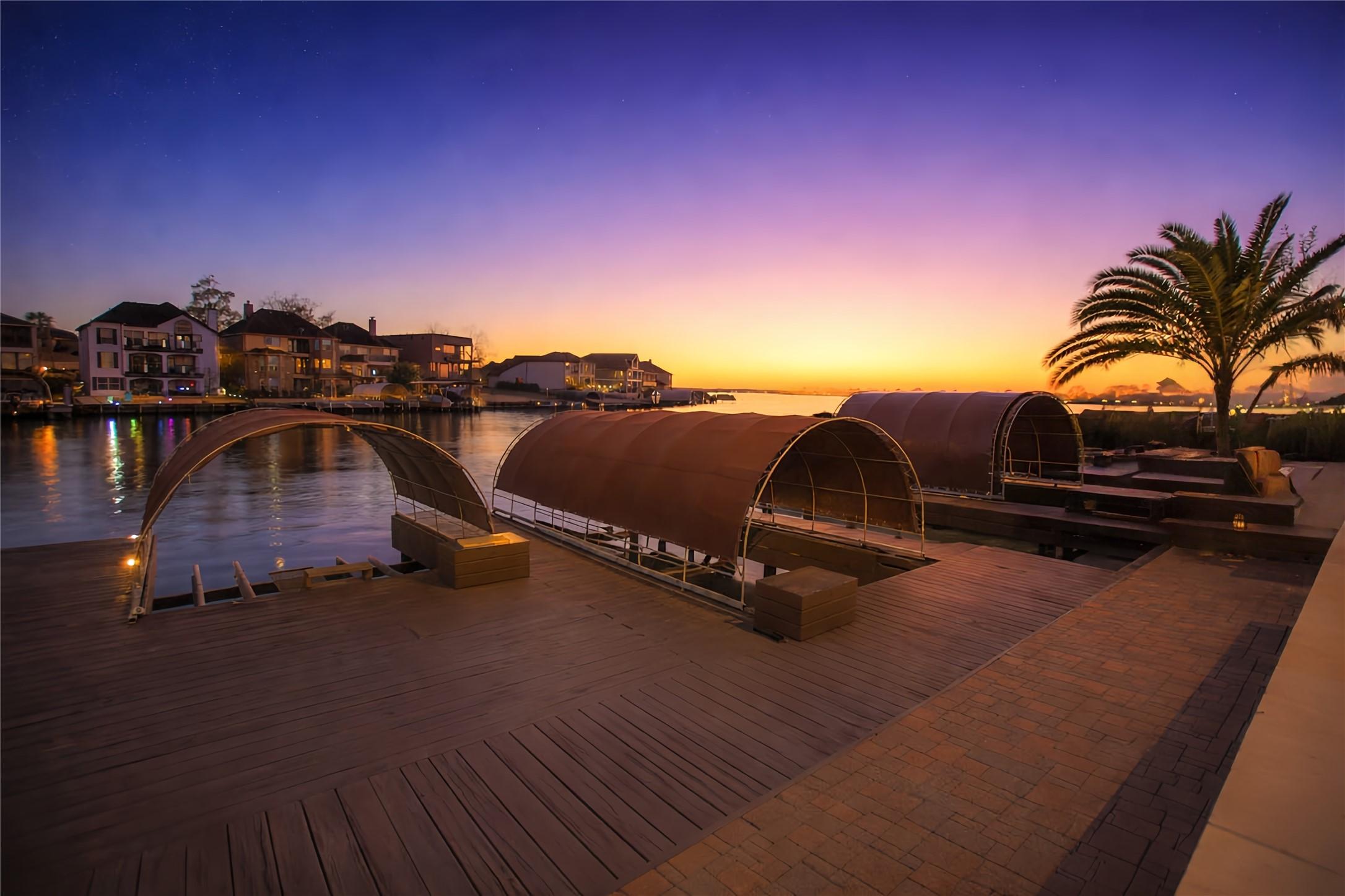 Image 4: It comes with a spacious deck with covered boat do