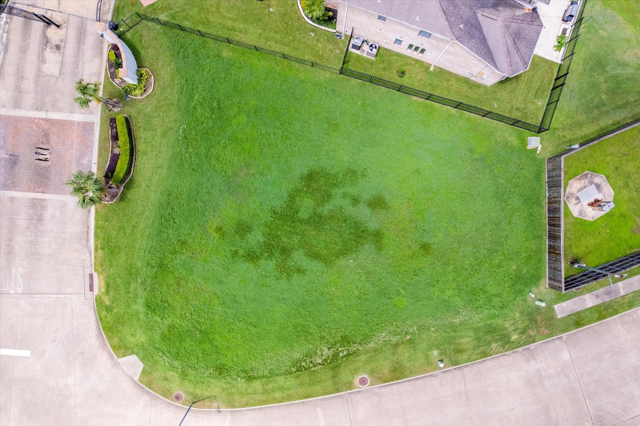 Image 3: THE LARGE CORNER LOT IS ONE OF THE LAST LOTS IN LA