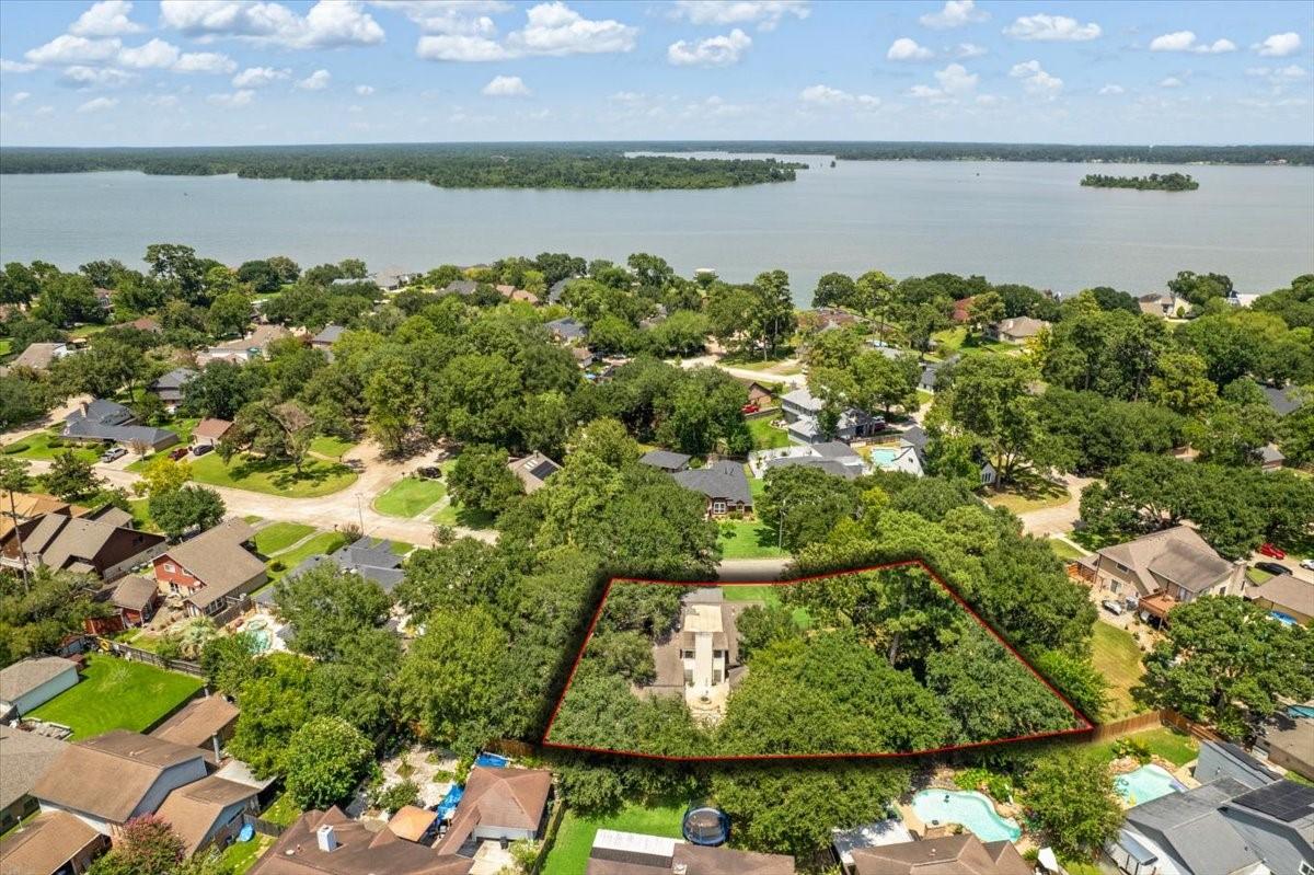Image 3: Never flooded but close to lake with neighborhood