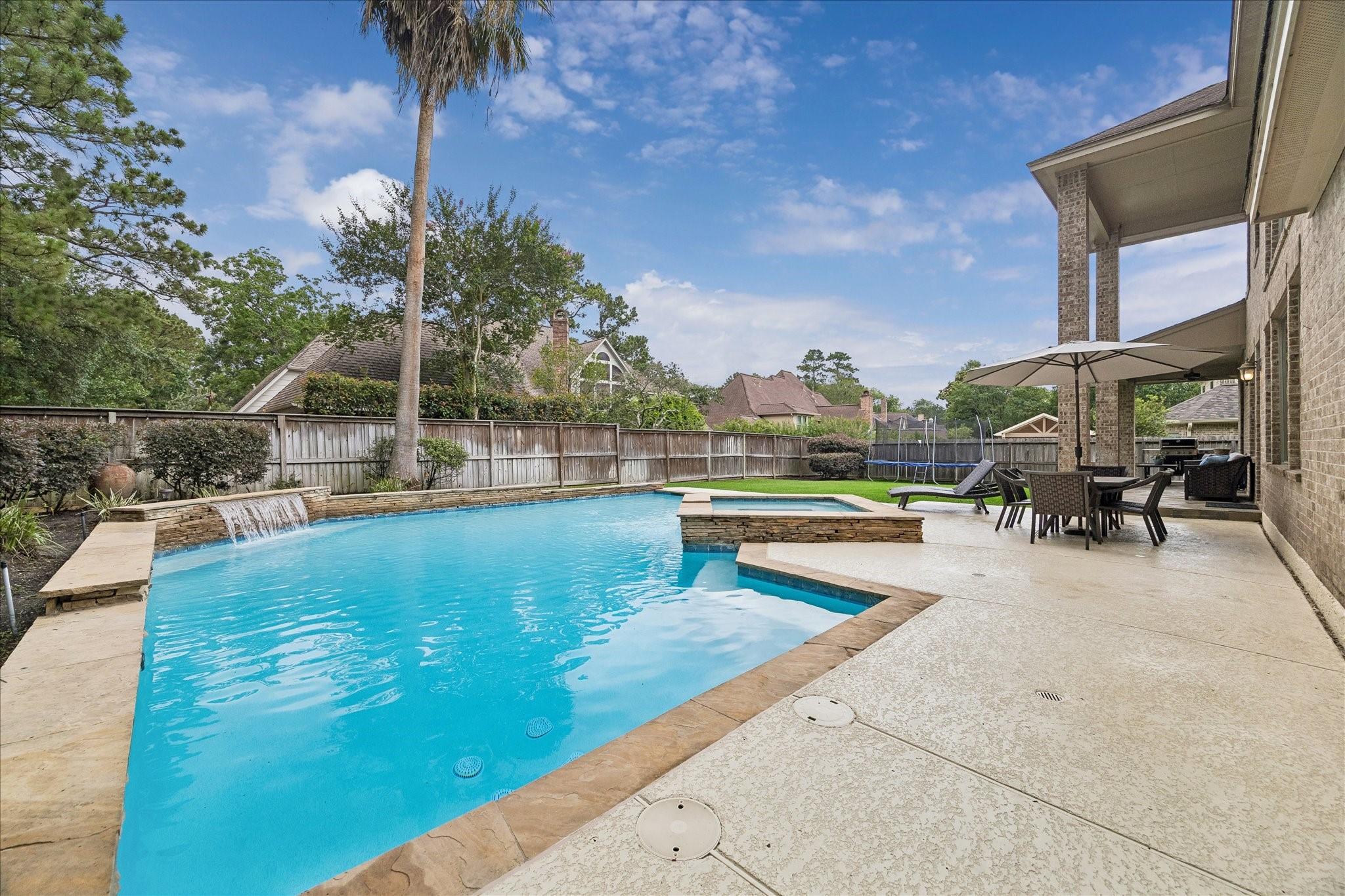 Image 2: Pool is perfect for hot summer days!
