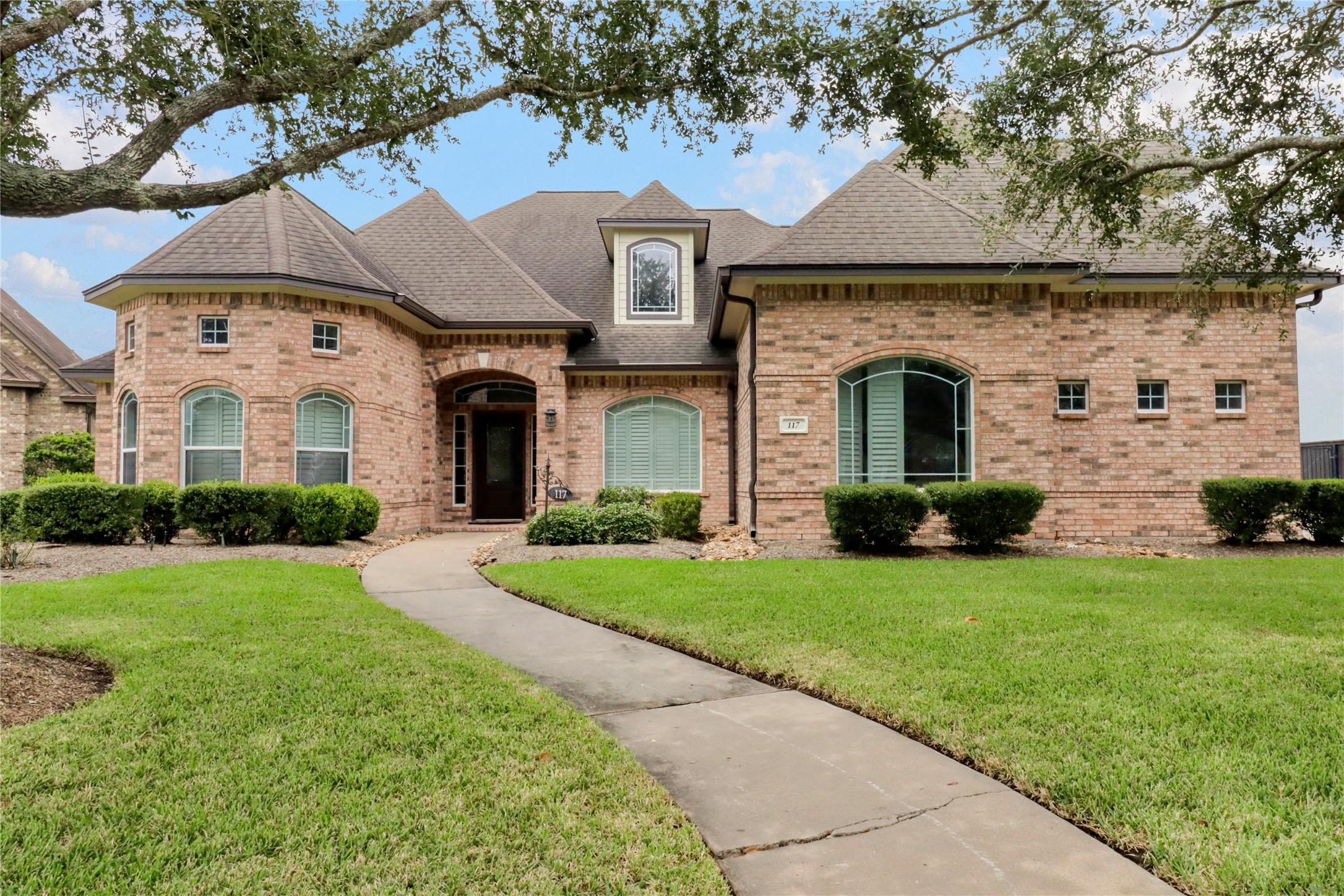 Image 2: Beautiful Inside!!  3-4 bedrooms, 3.5 bathrooms, o