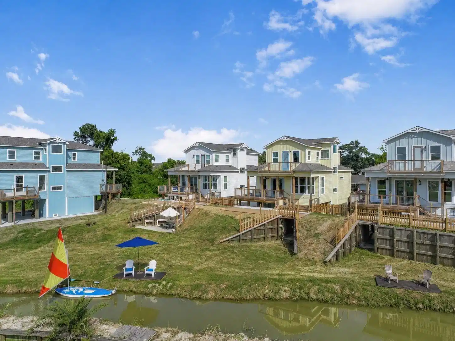 Image 1: Situated on a Taylor Lake canal, your home has acc