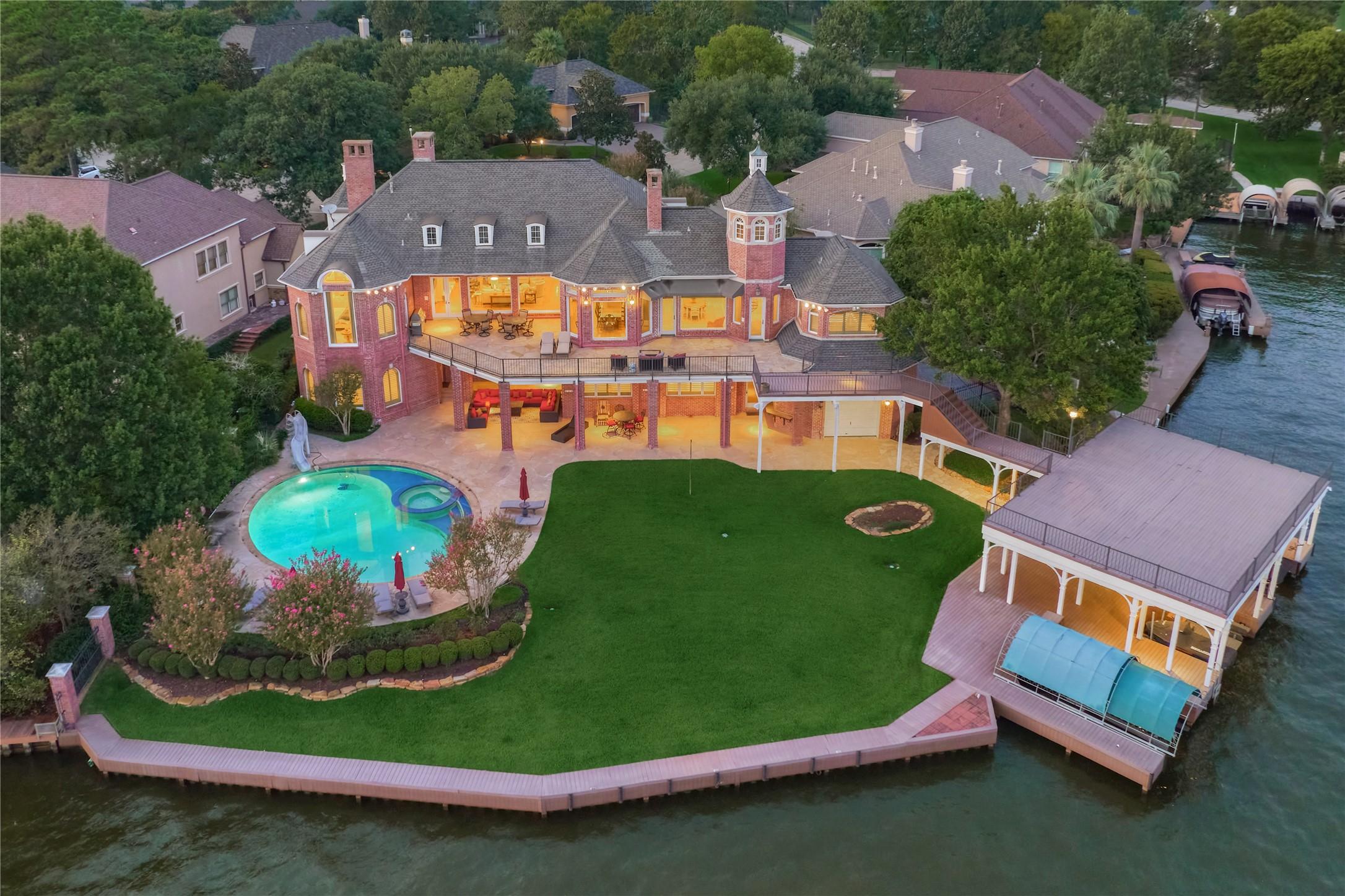 Image 3: Your back yard oasis is complete with immaculate g