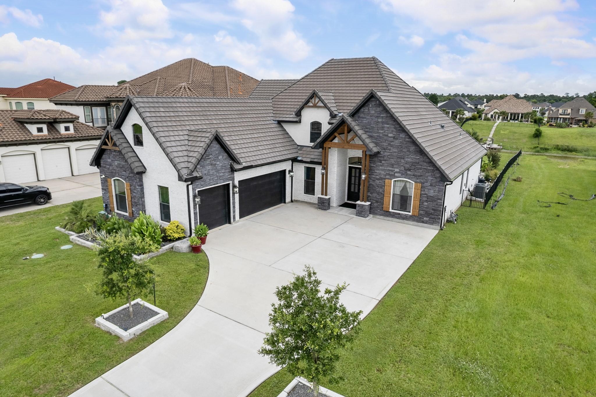 Image 2: Welcome to the modern luxury of 11650 Renaissance