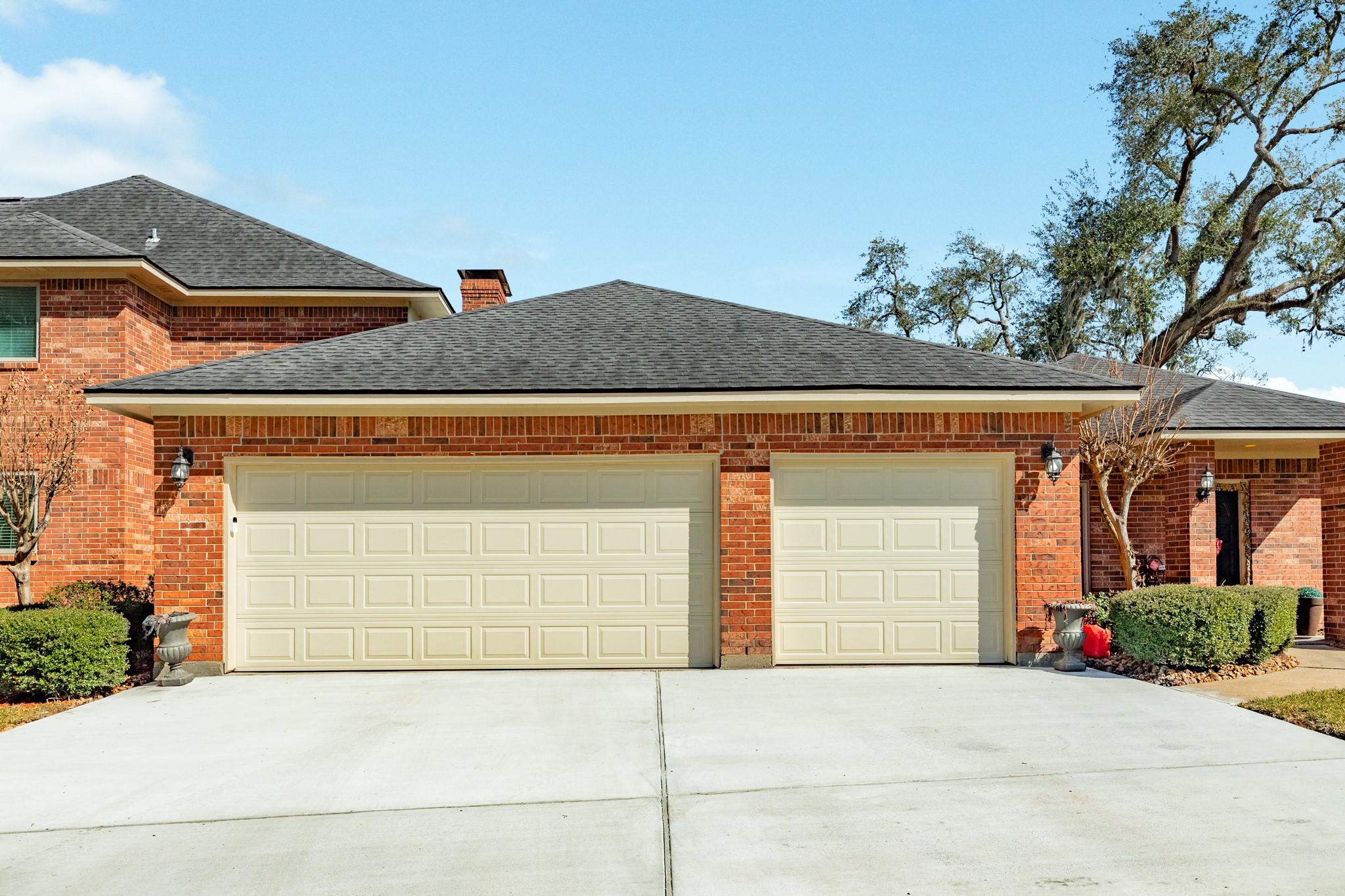 Image 3: A spotless triple-car garage with a brand-new trip