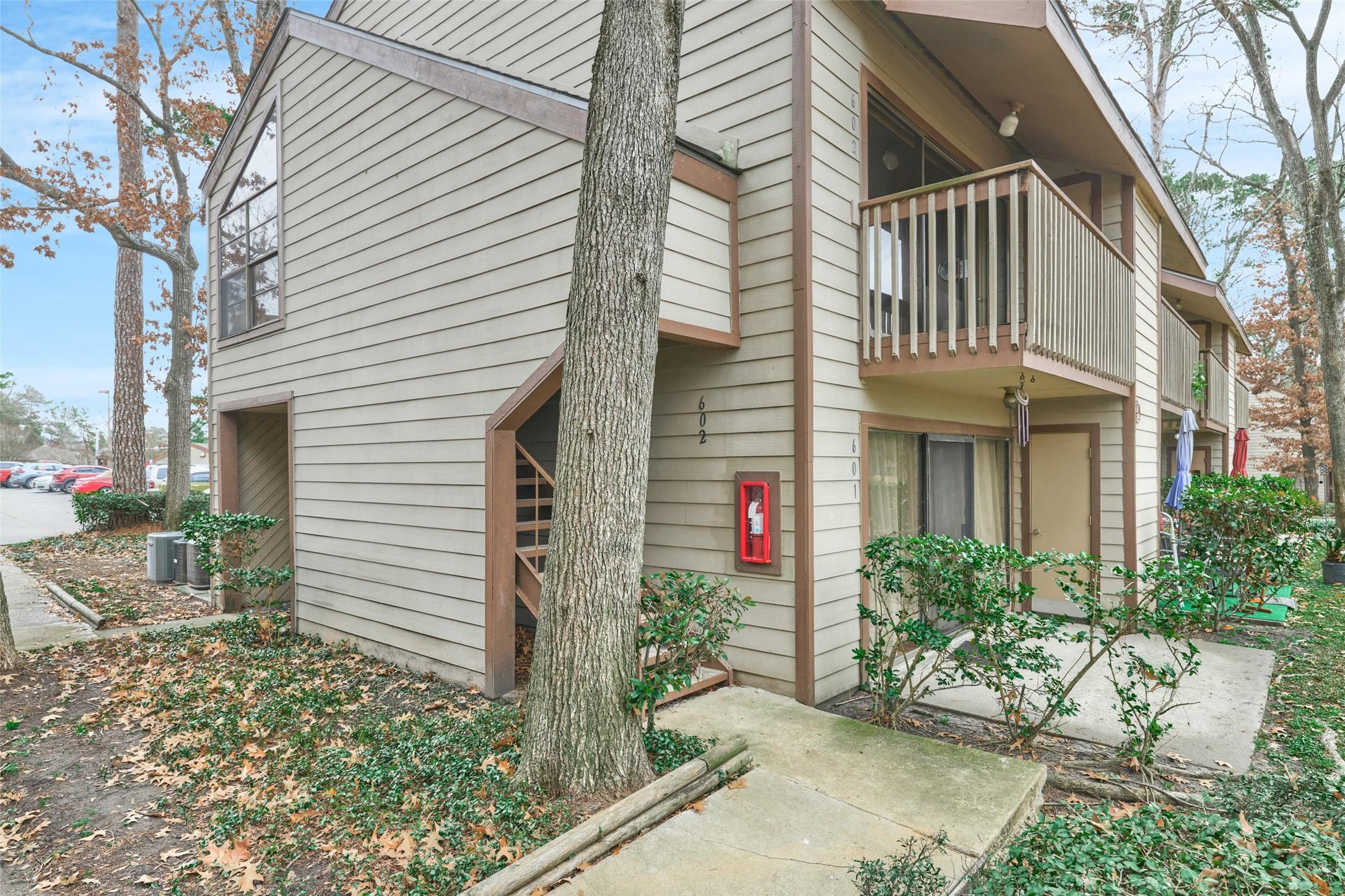 Image 4: Great end unit with your own private entrance