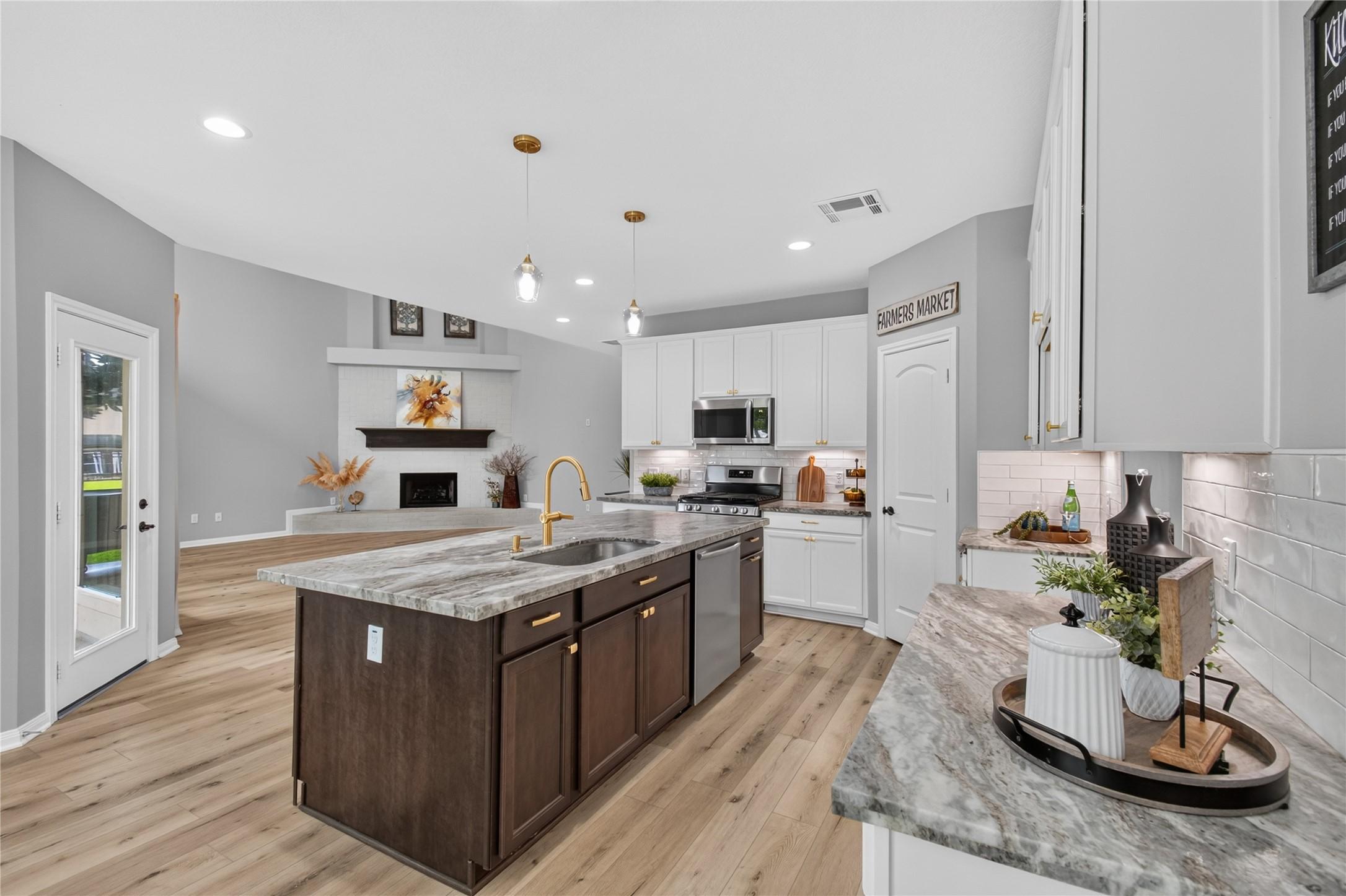 Image 4: Elegant kitchen with modern new appliances, leathe