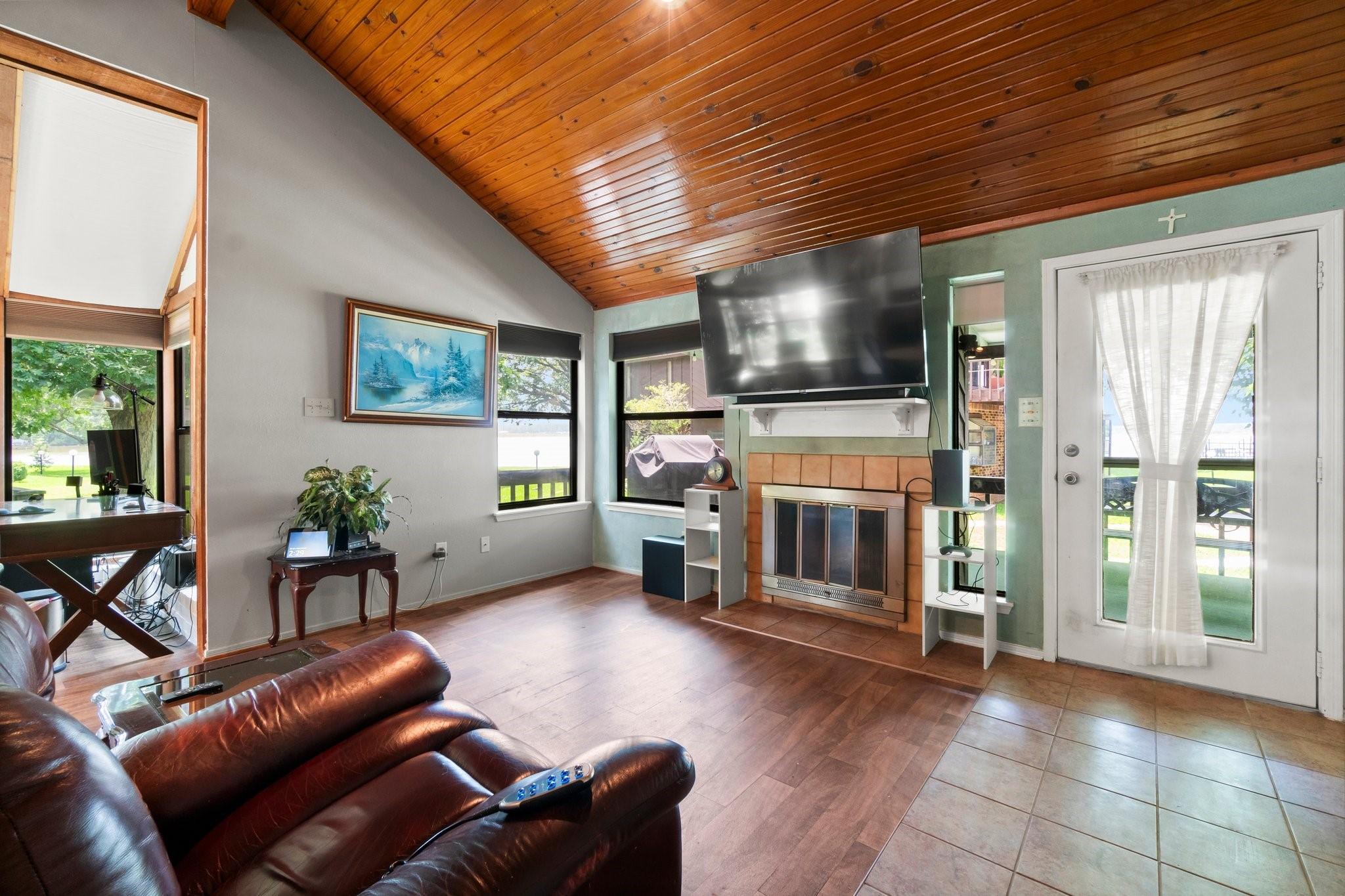 Image 4: Living Room (Down)