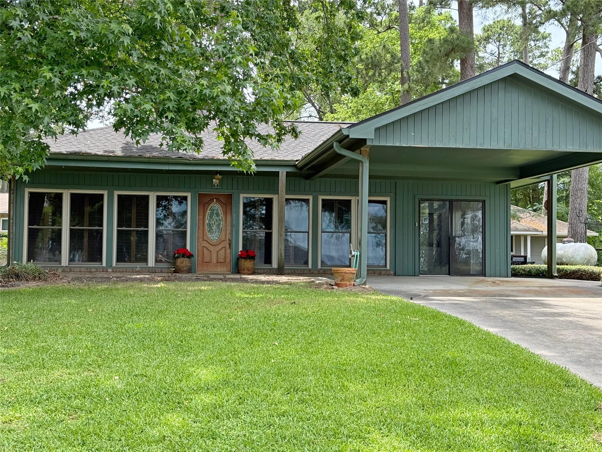Image 1: Great water view home in much desired Governors Po