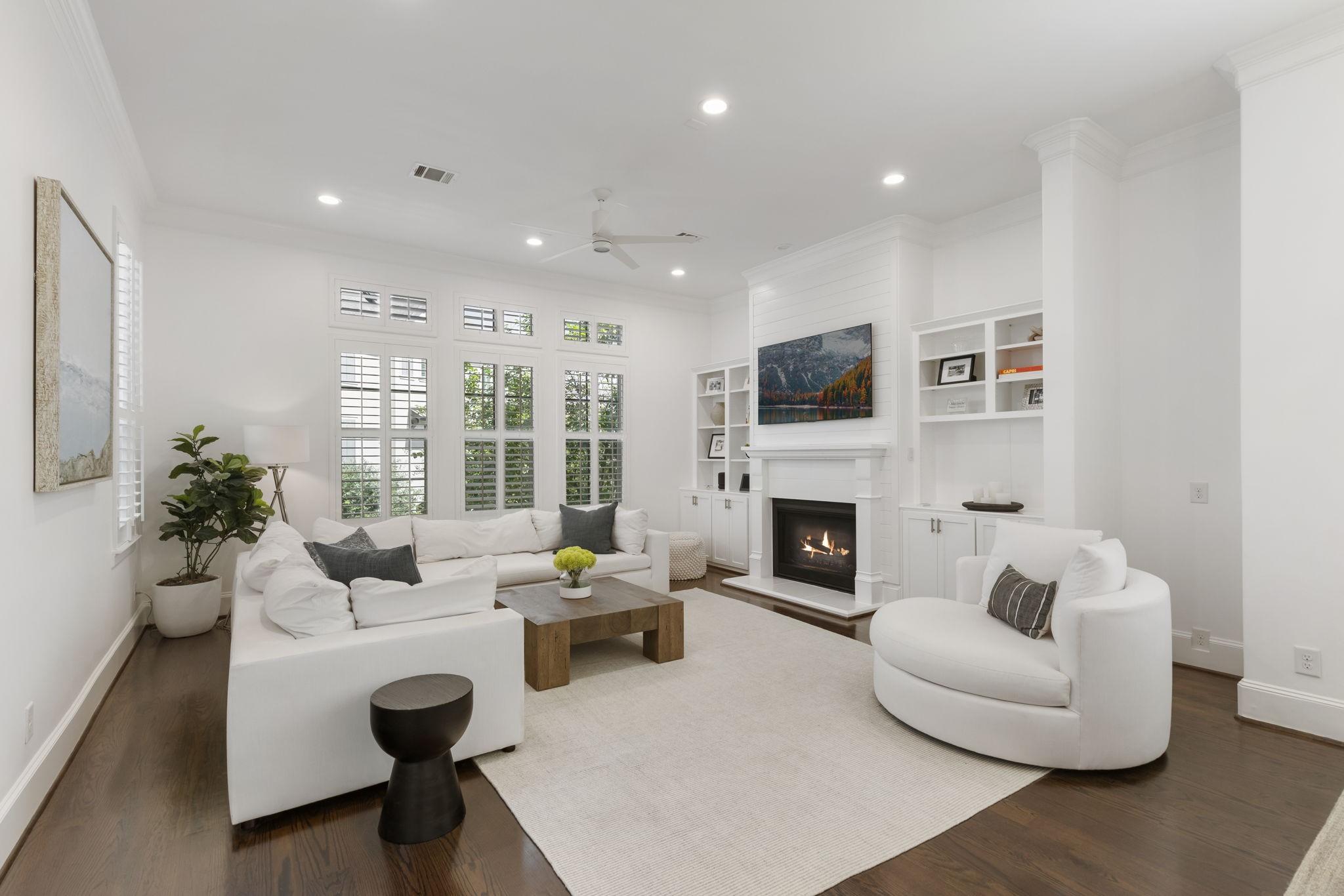 Image 4: Impressive 11' vaulted ceiling, gas fireplace with