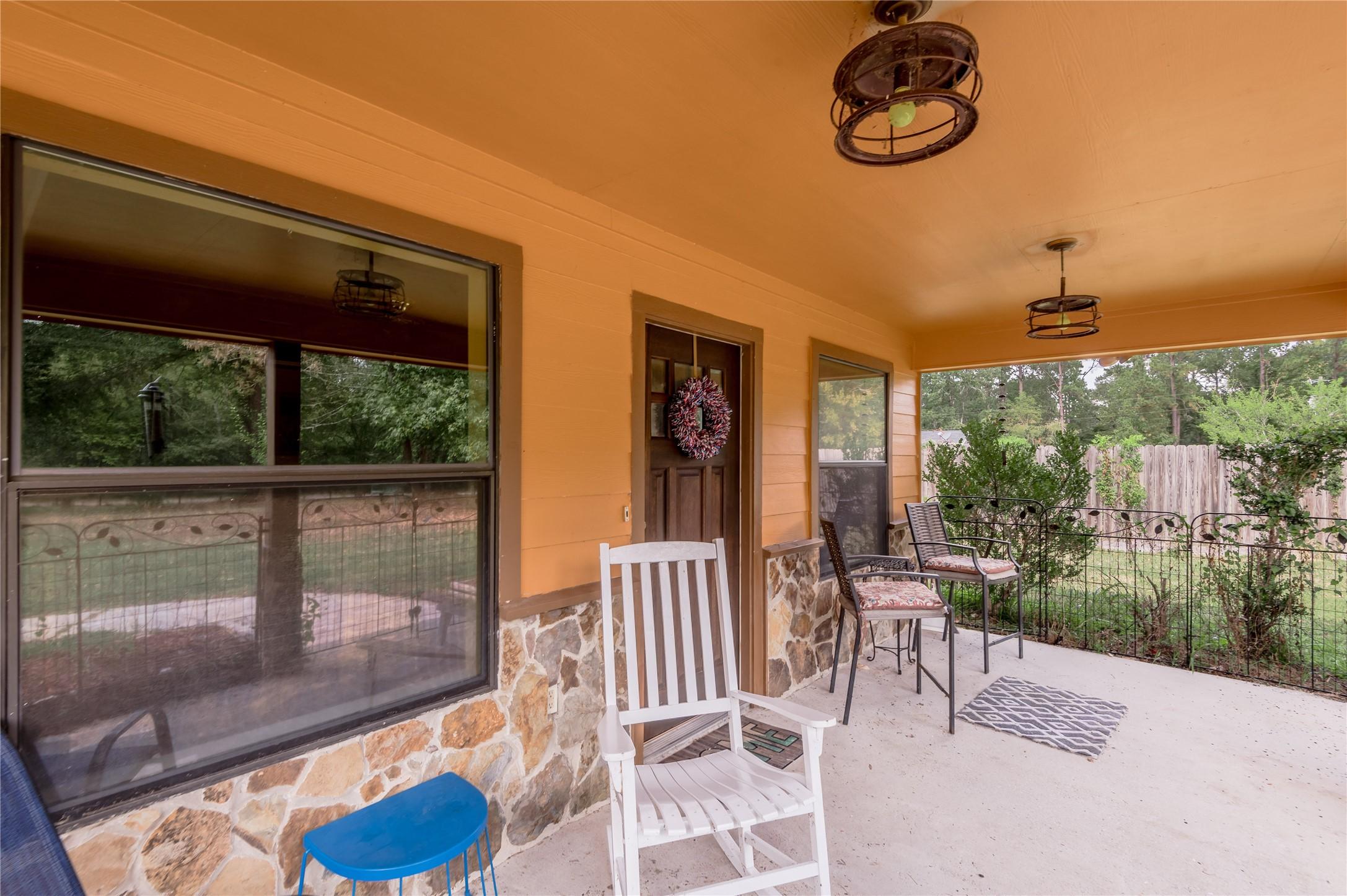 Image 4: Inviting Front Porch