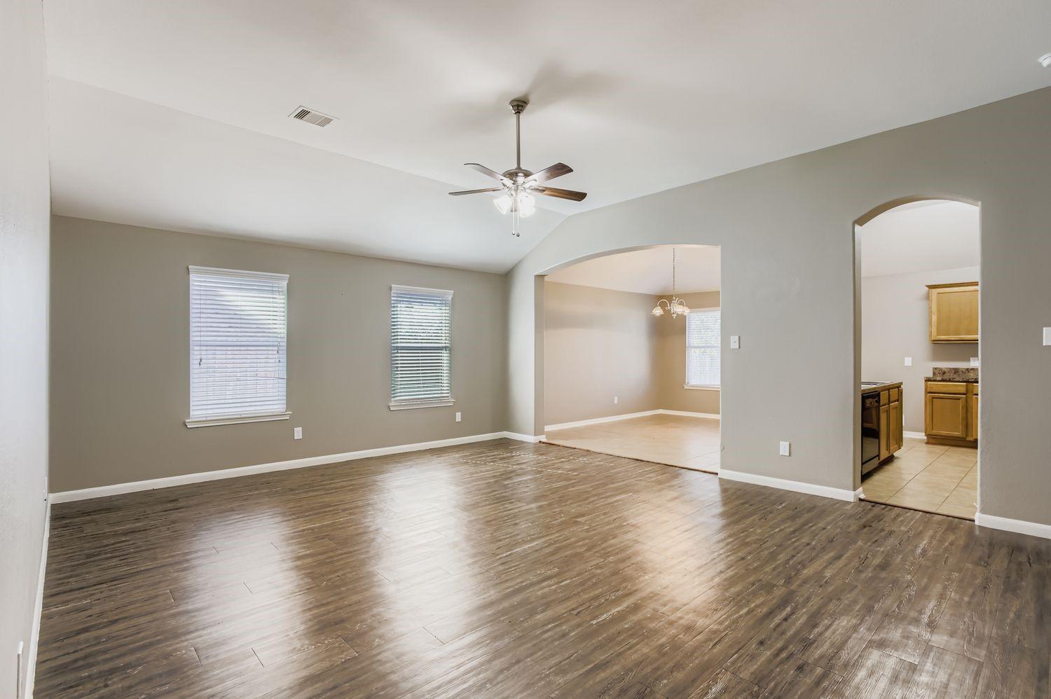 Image 3: Living Room