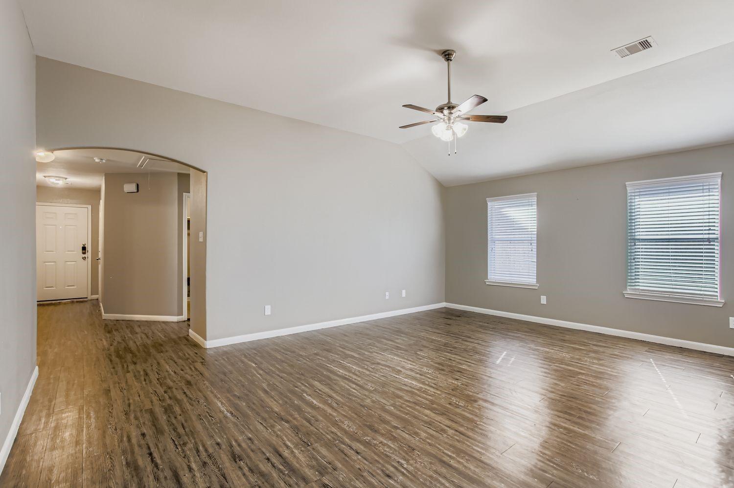 Image 4: Living Room
