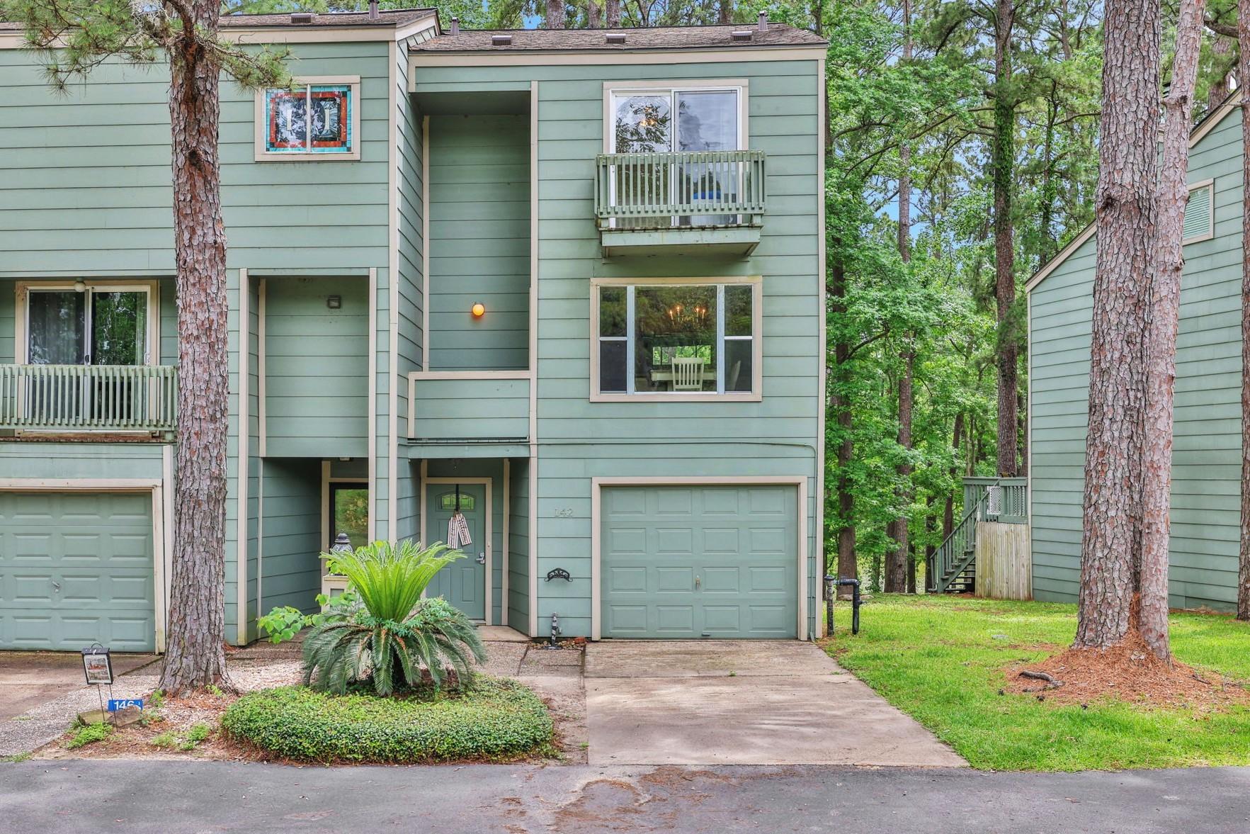 Image 1: Welcome to 142 Villa Way in the beautiful Lake Liv