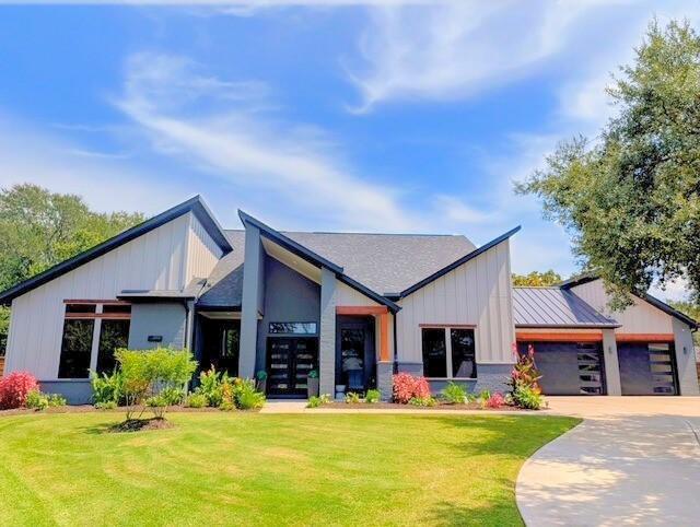 Image 1: exterior with a combination of dark and light sidi