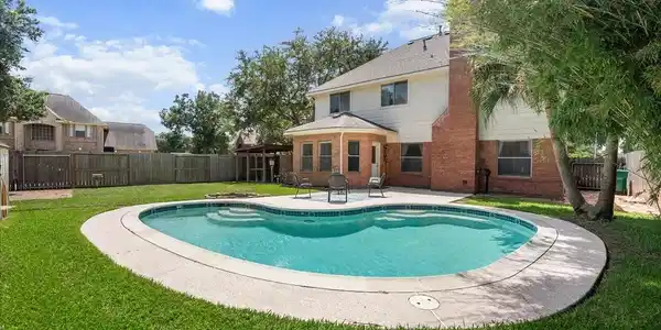 Image 2: Private backyard pool with plenty of yard space