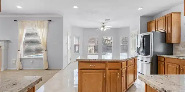 Image 3: Spacious kitchen, granite countertops, large cente