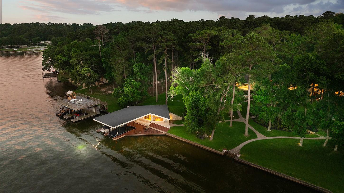 Image 1: Exceptional waterfront location on Weir Cove with
