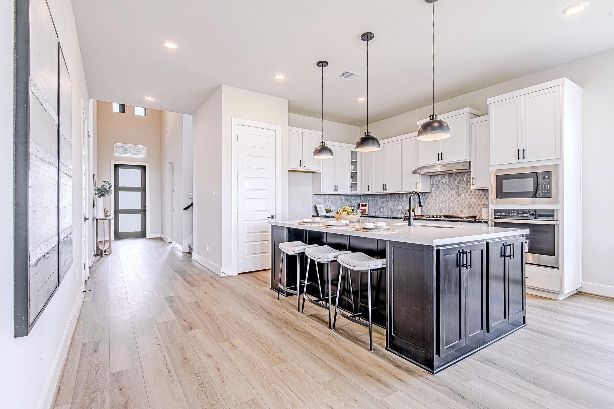 Image 3: Step inside to an inviting entryway that opens sea