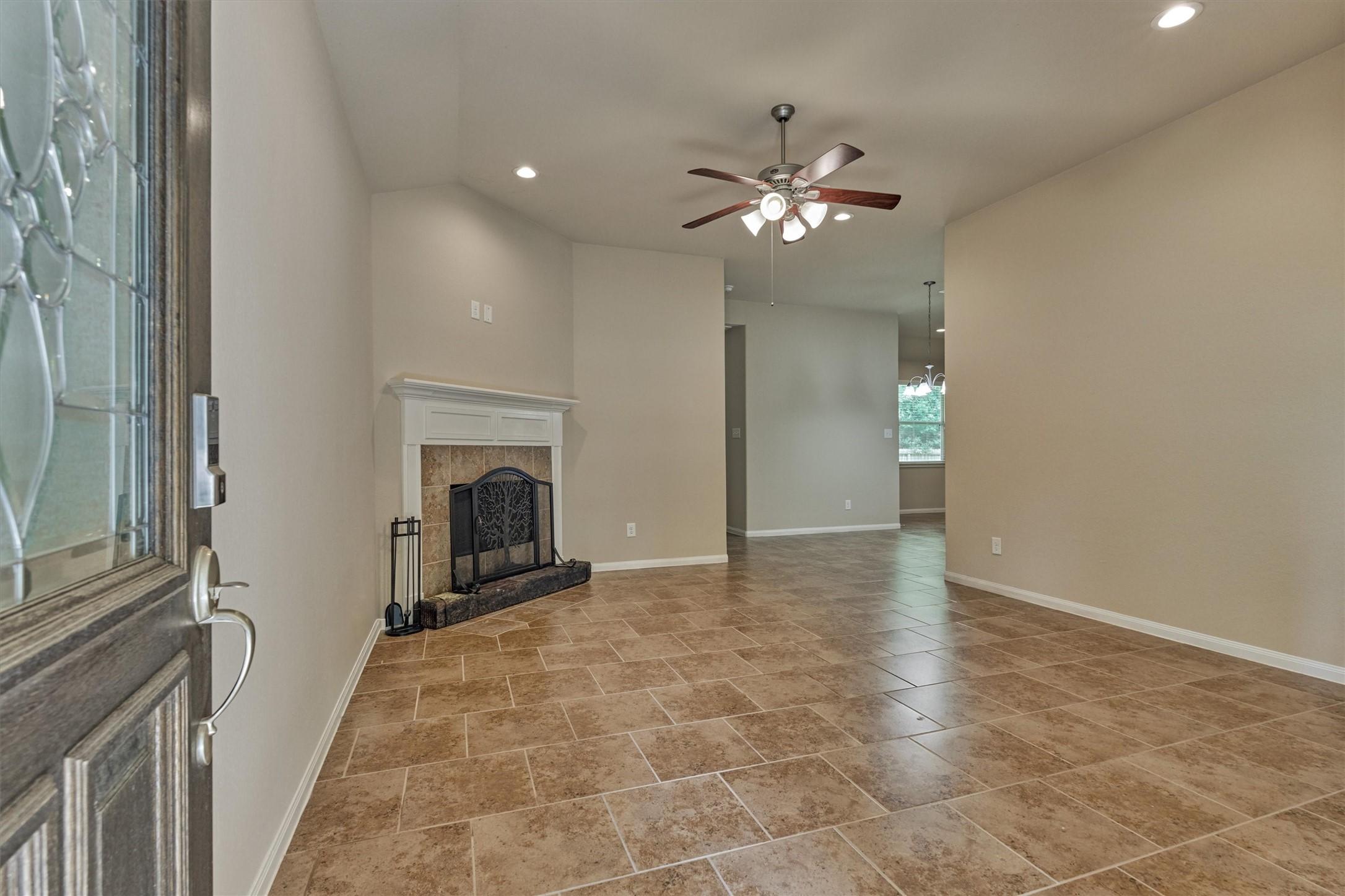 Image 4: Enter directly into the living area with recessed