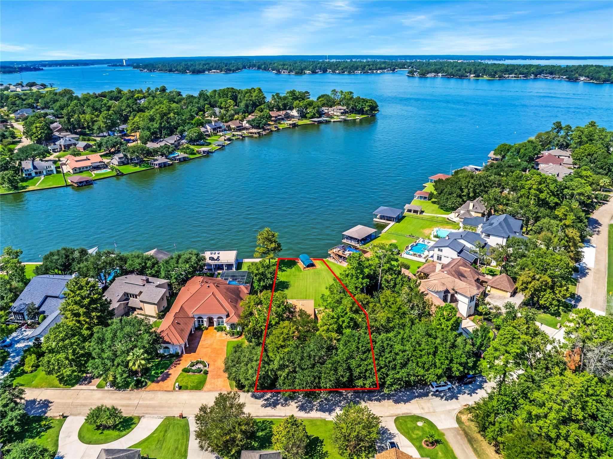 Image 2: Premier waterfront living on beautiful Lake Conroe