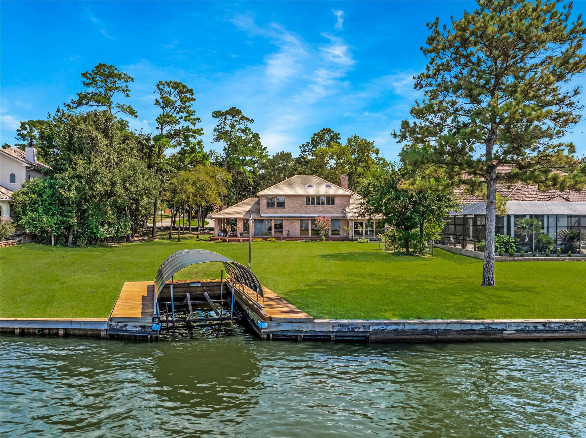 Image 4: Waterfront living at its best in April Sound!