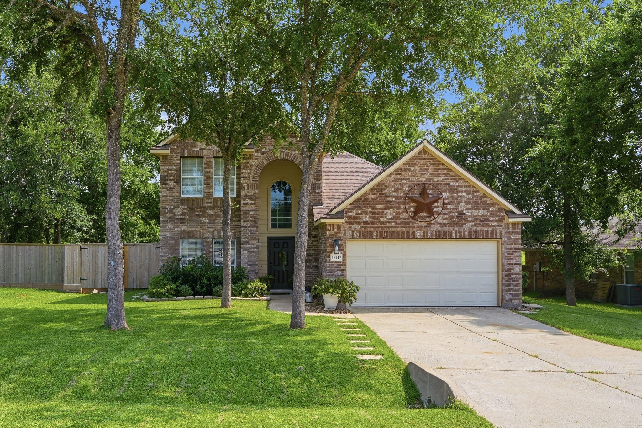 Image 1: Amazing curb appeal