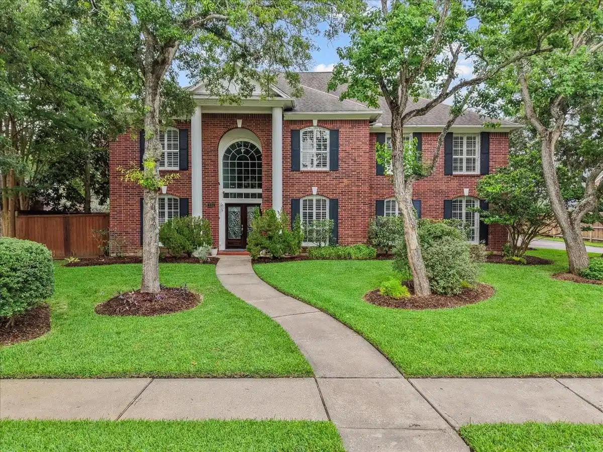 Image 1: Welcome to 914 Pinewood Lane in Seabrook: a distin