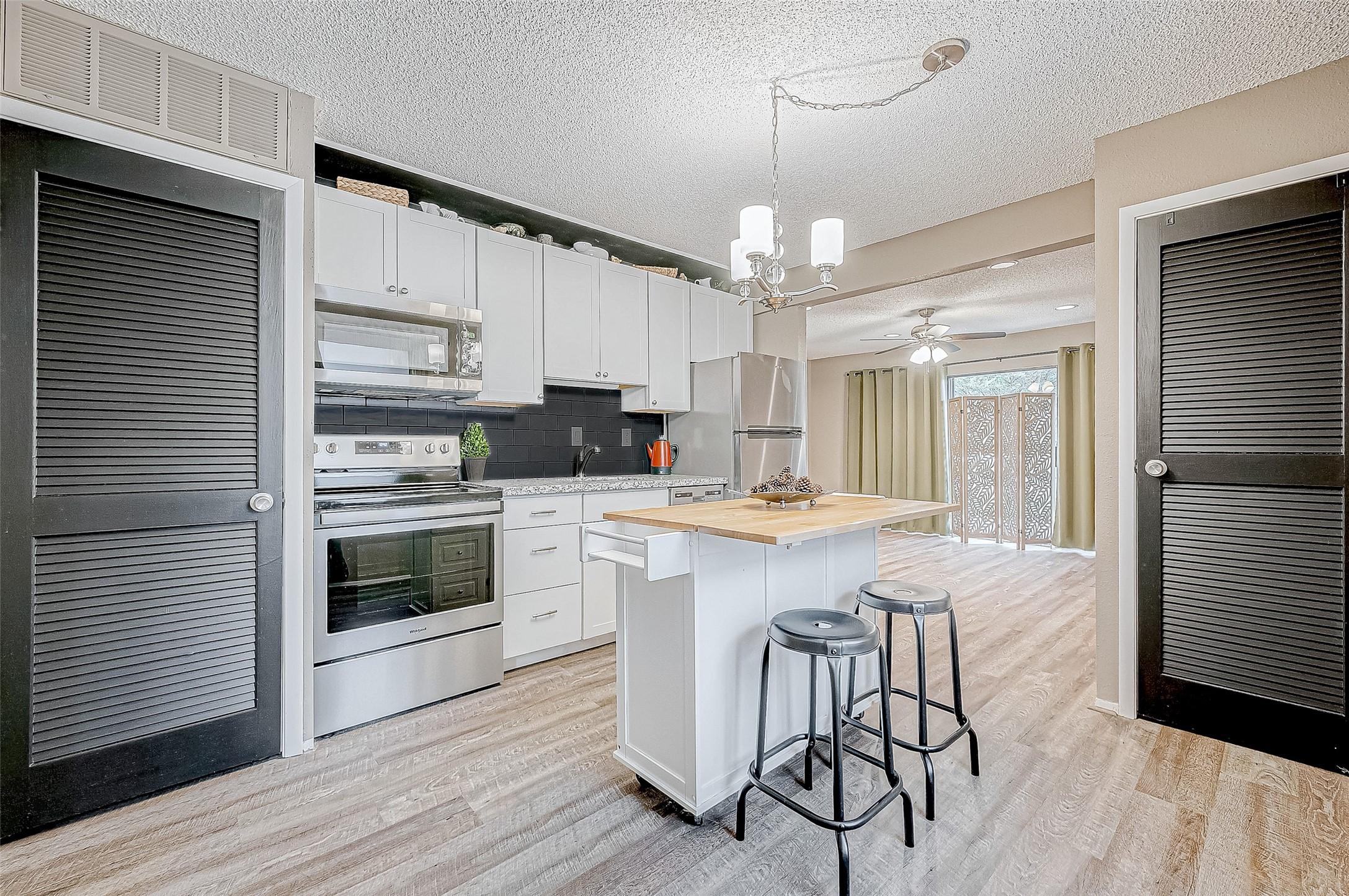 Image 1: Beautiful fully renovated kitchen