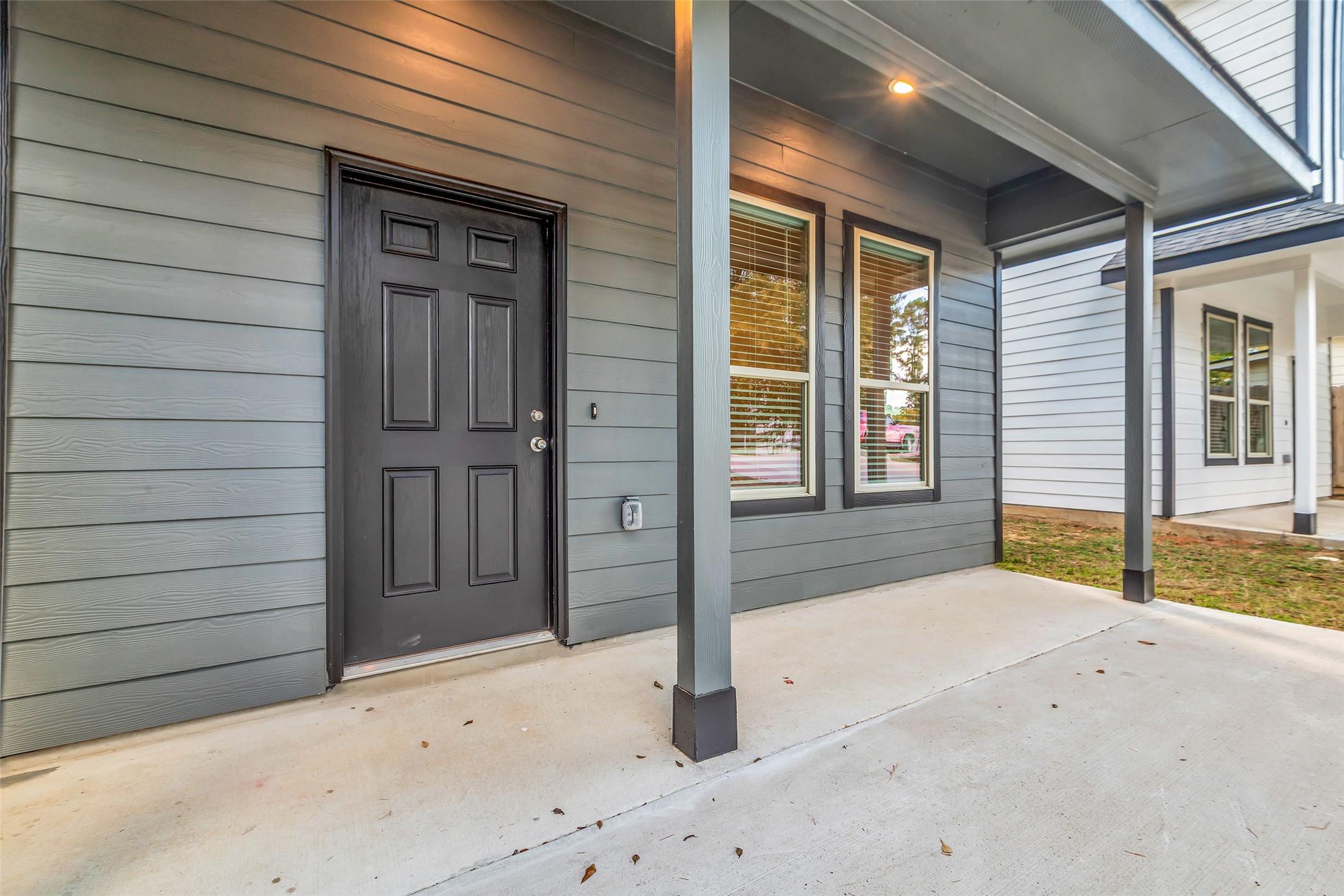 Image 2: Covered front patio