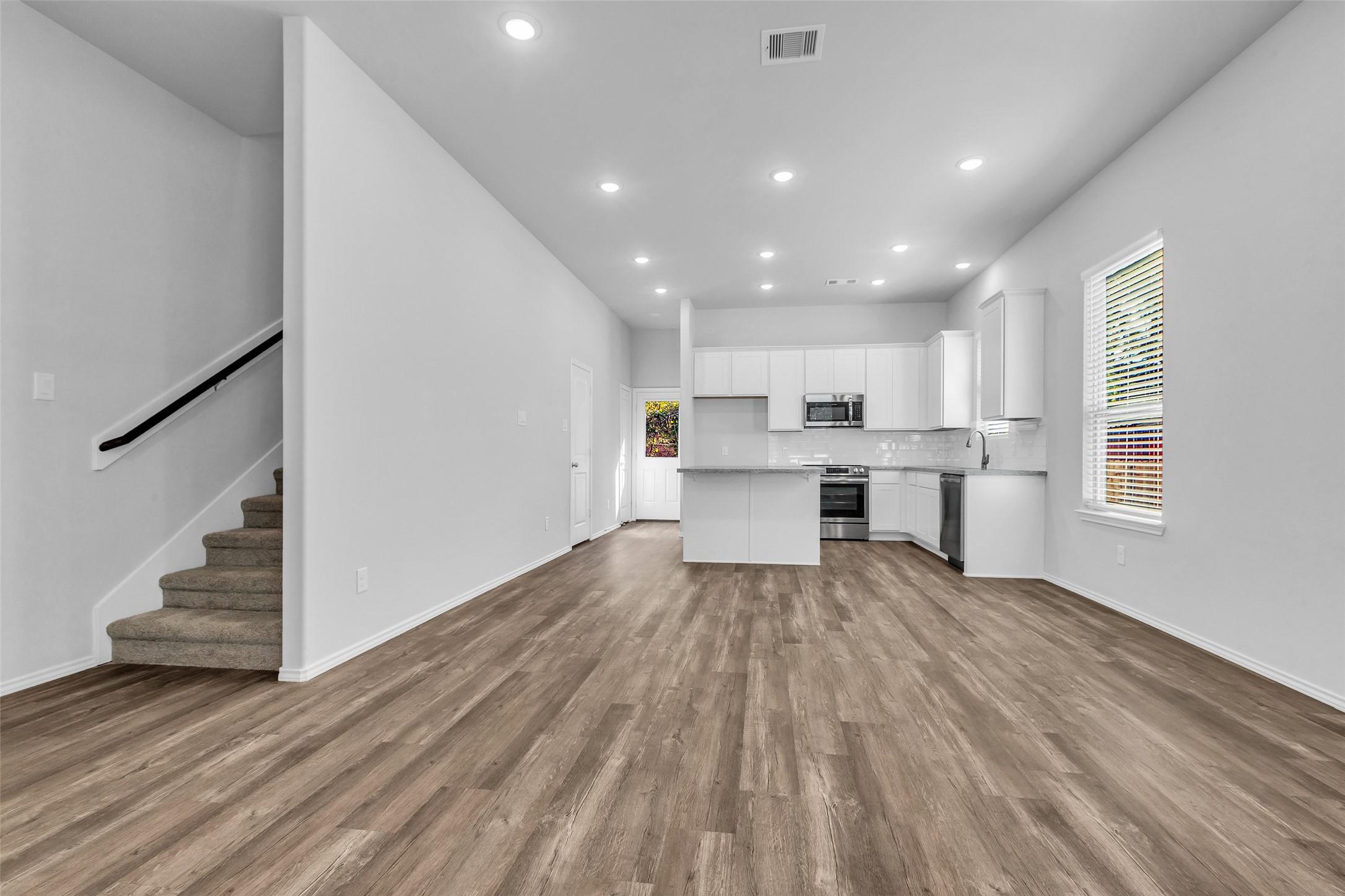 Image 3: Spacious family room