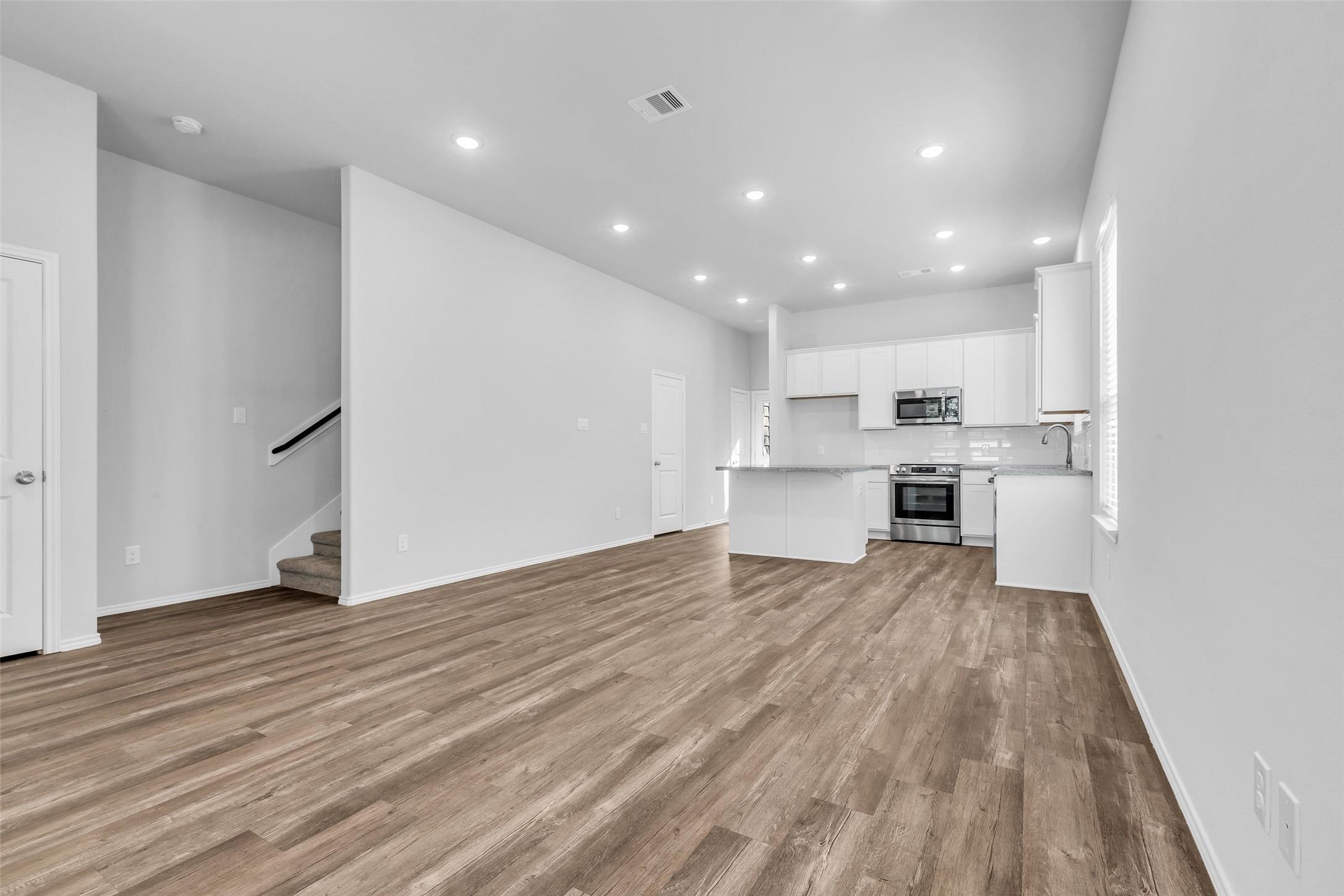 Image 4: Nice open floor plan