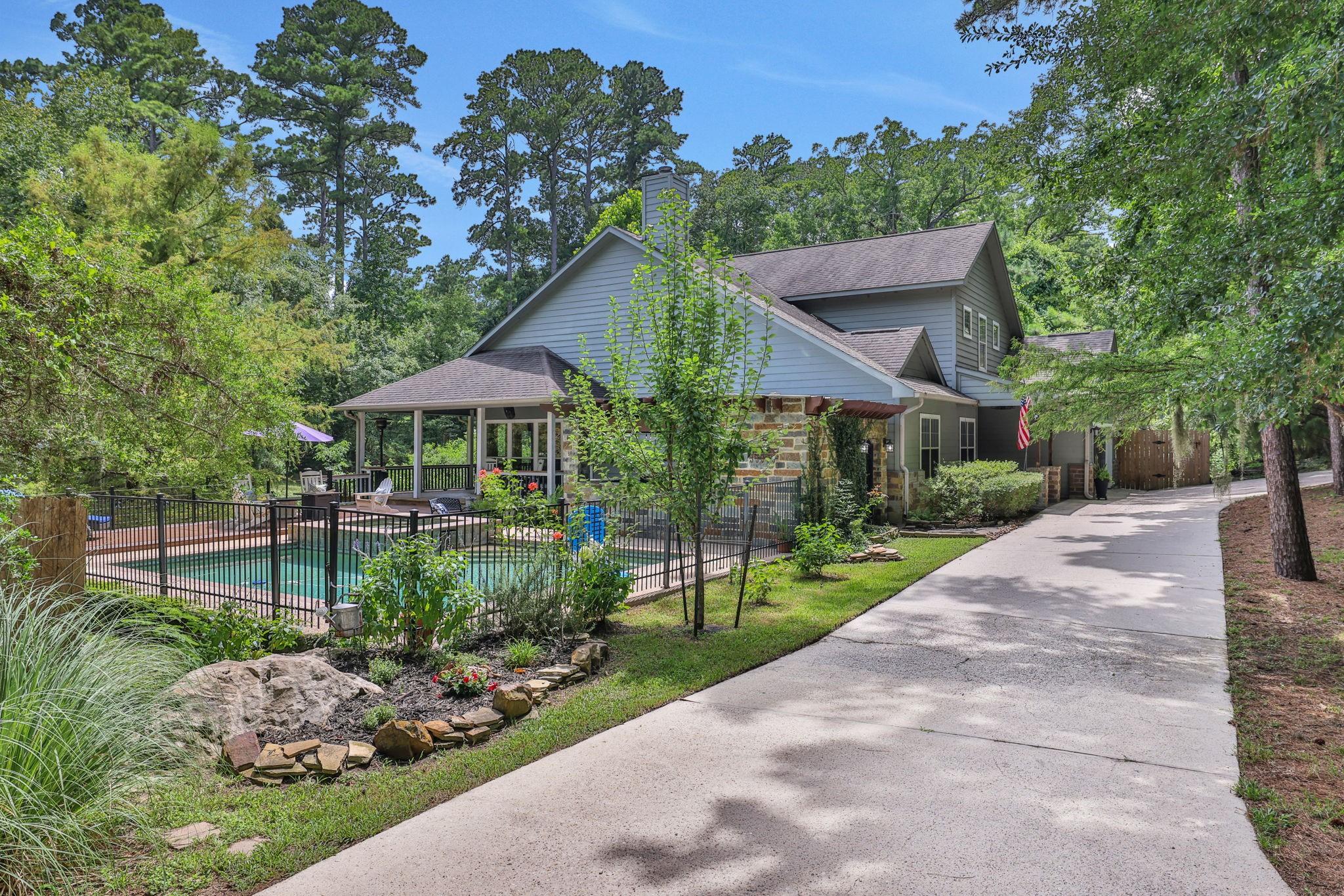 Image 2: This waterfront home with pool is the ultimate lak