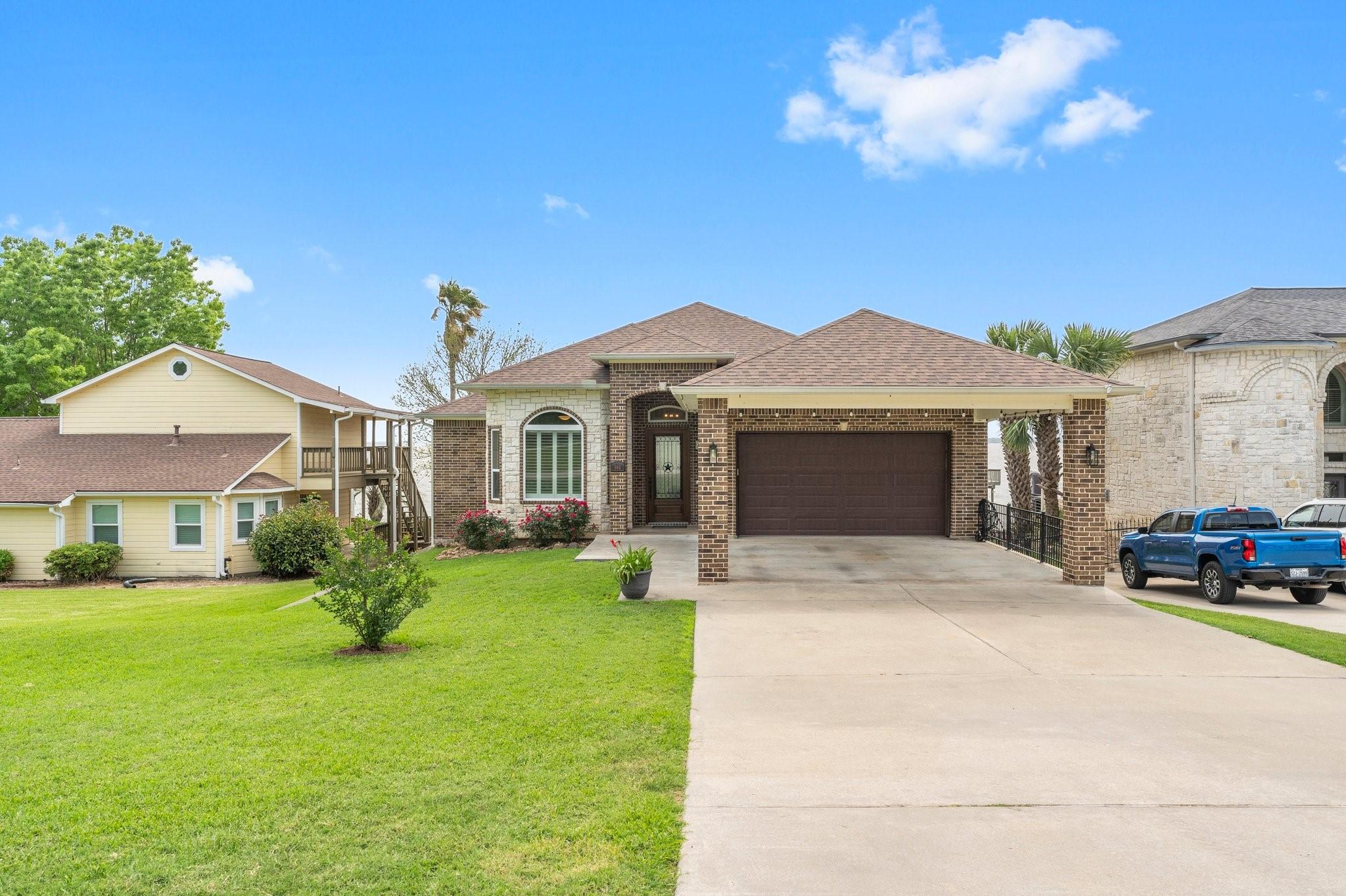Image 2: 462 Bridgelanding could be yours!