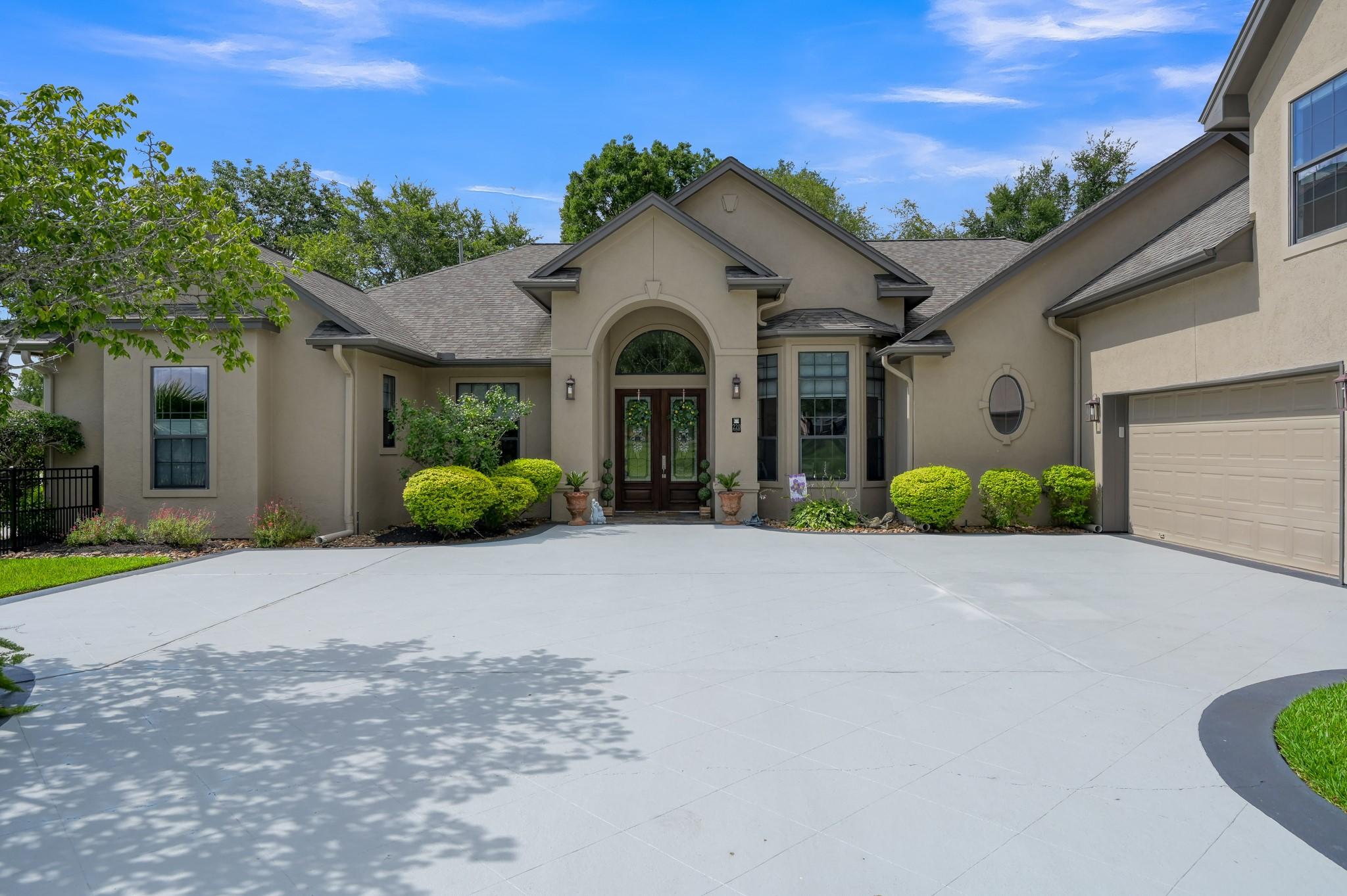 Image 3: GRAND ENTRANCE &ndash;
A dramatic arched entry, elegant