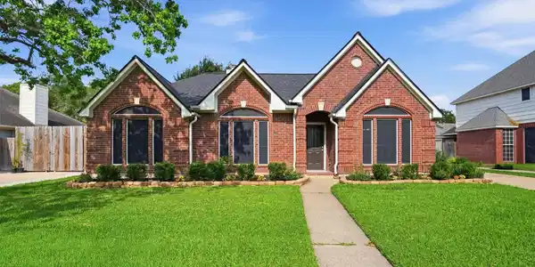 4015 Lakepointe Forest Drive