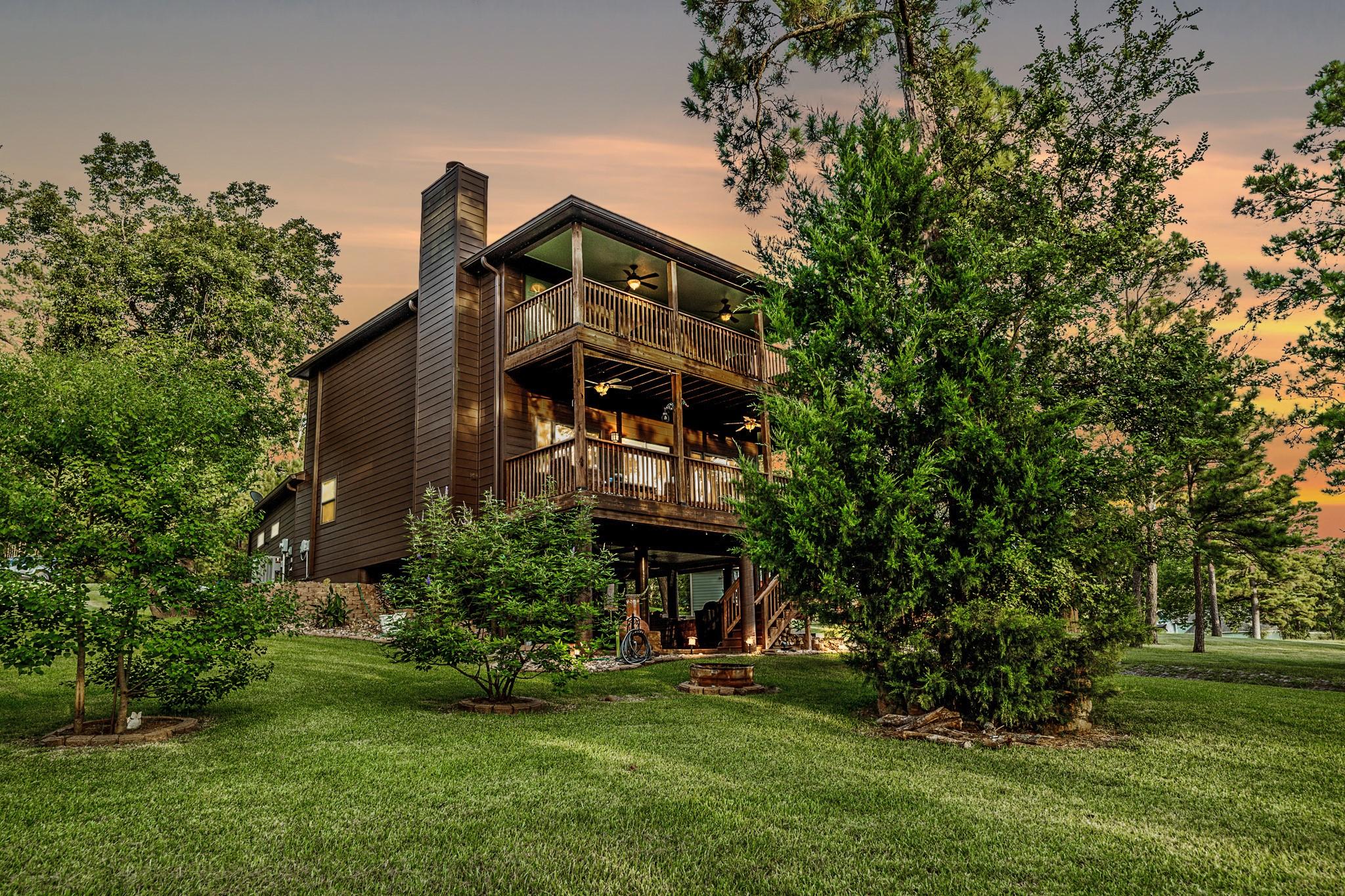 Image 1: 48 Hillsborough -  Your treehouse in paradise!
