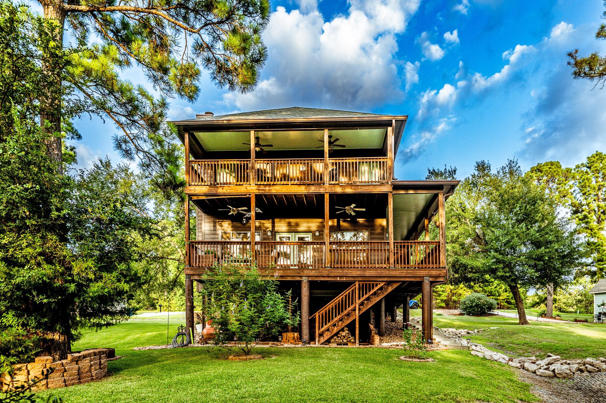 Image 2: Outdoor Living galore!