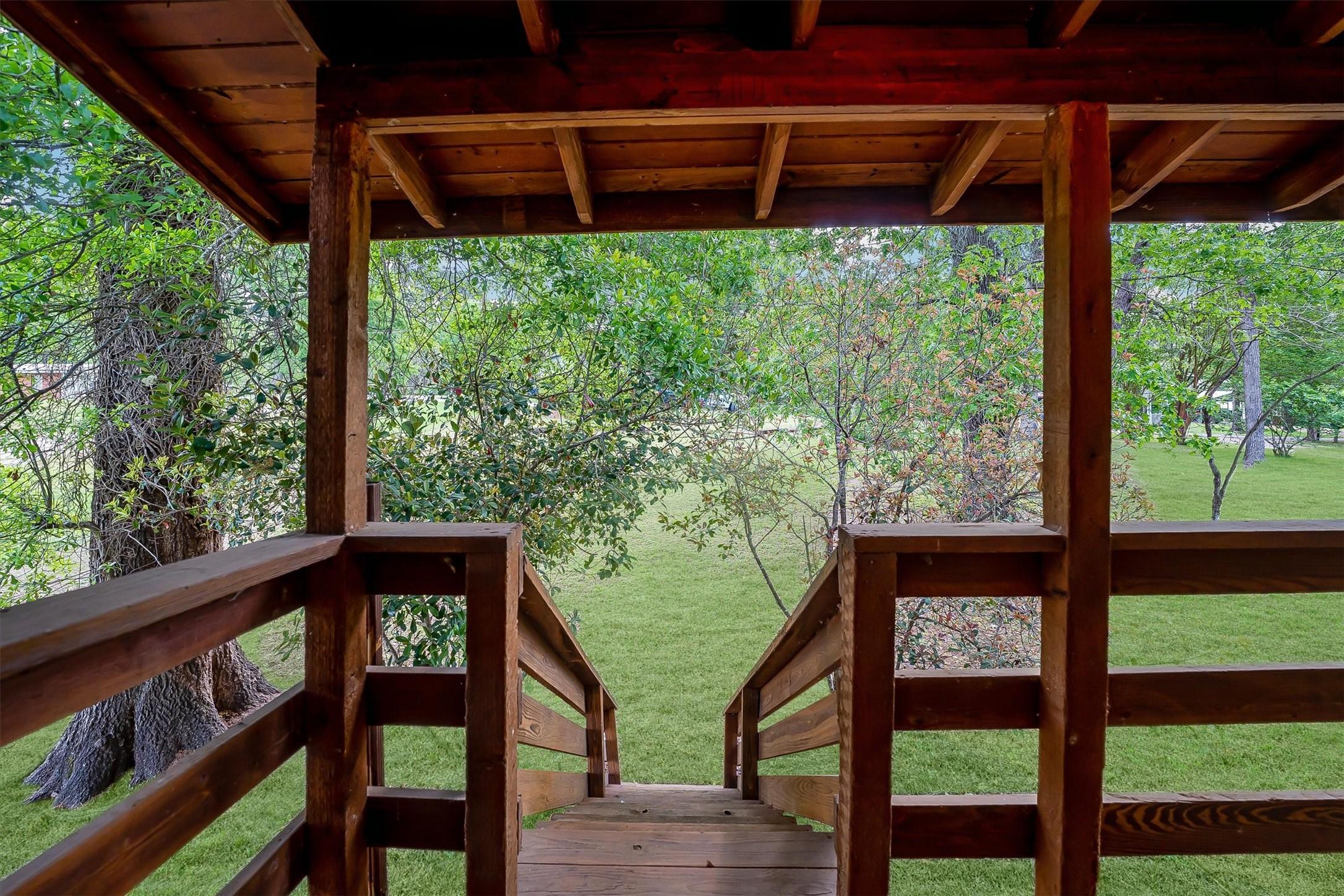 Image 4: Welcoming threshold with a warm first impression.