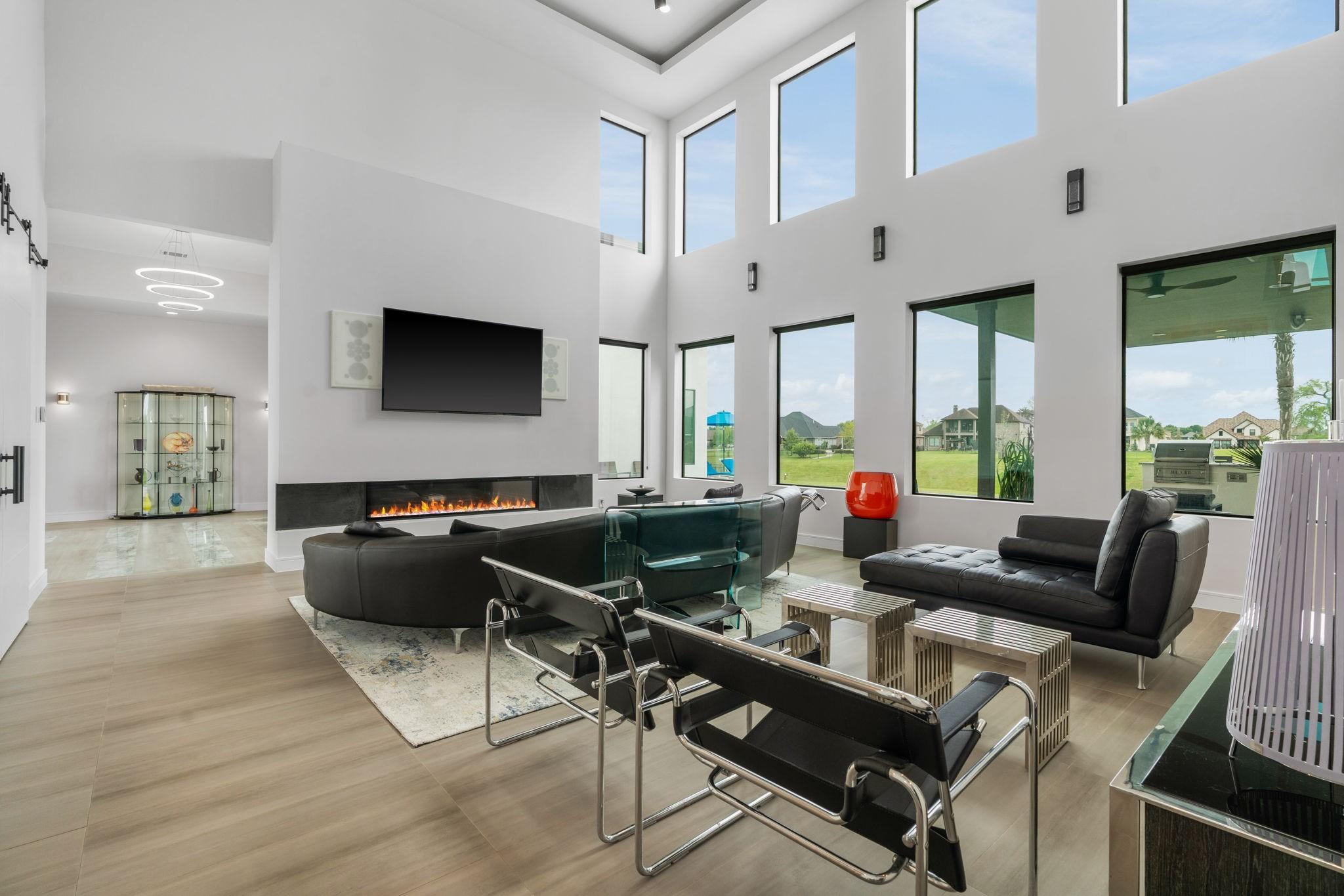Image 1: This expansive living area is a true highlight, bo