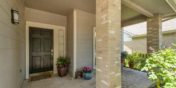 Image 2: Porch large enough for chairs and plants