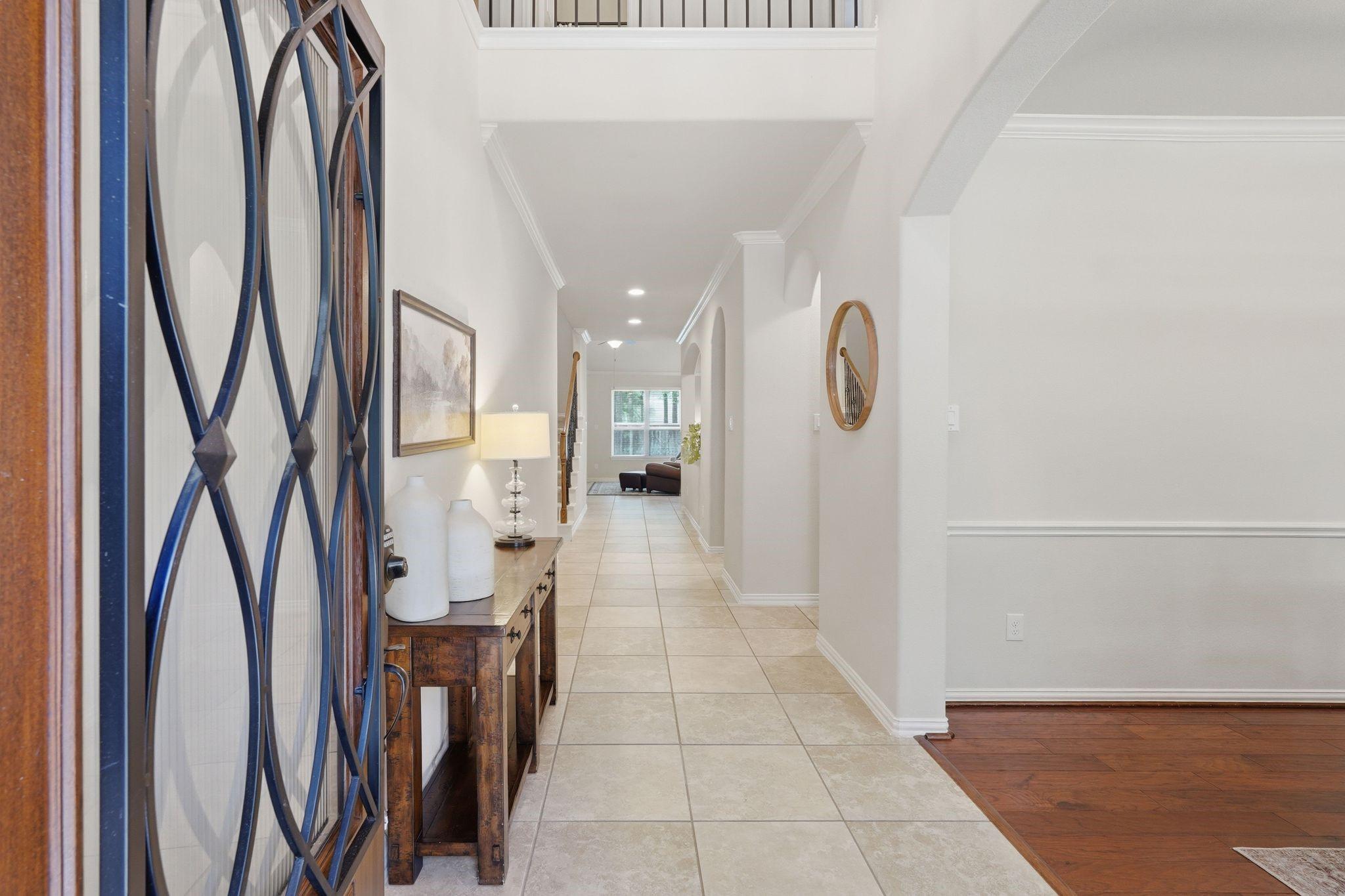Image 3: Light and bright entrance!
